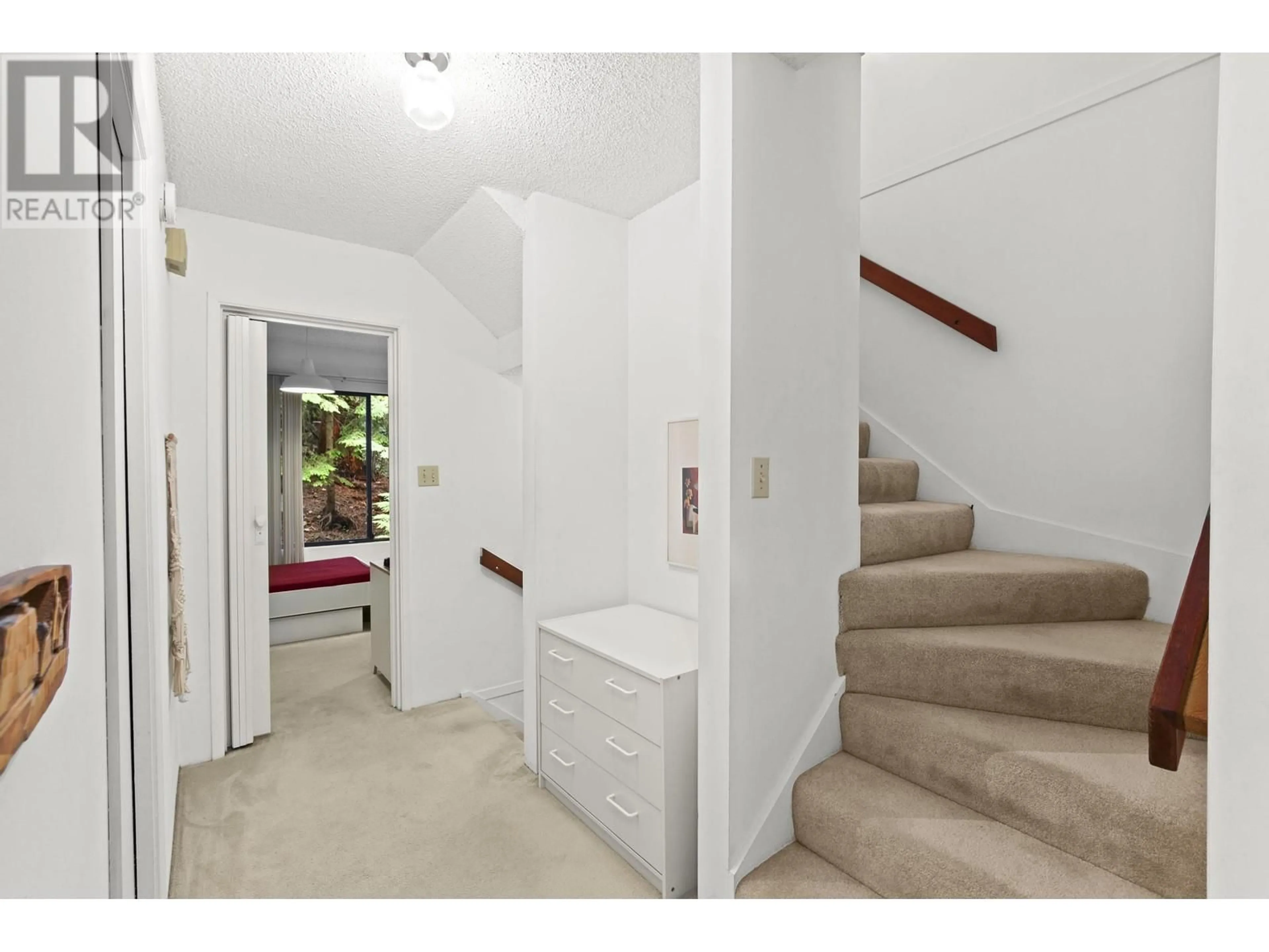 Indoor foyer for 856 FREDERICK ROAD, North Vancouver British Columbia V7K2Y3