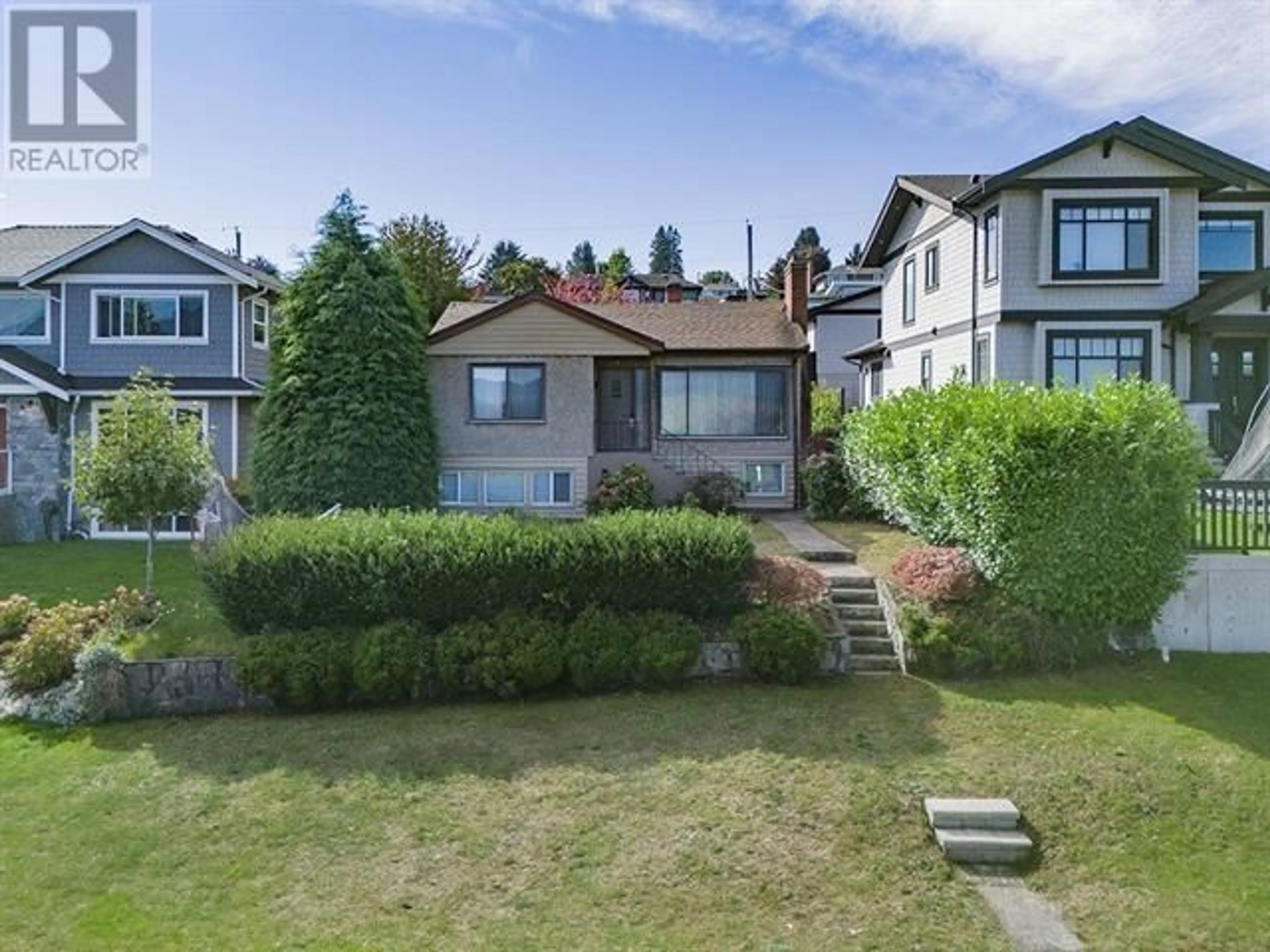 A pic from outside/outdoor area/front of a property/back of a property/a pic from drone, street for 3970 EDINBURGH STREET, Burnaby British Columbia V5C1R7