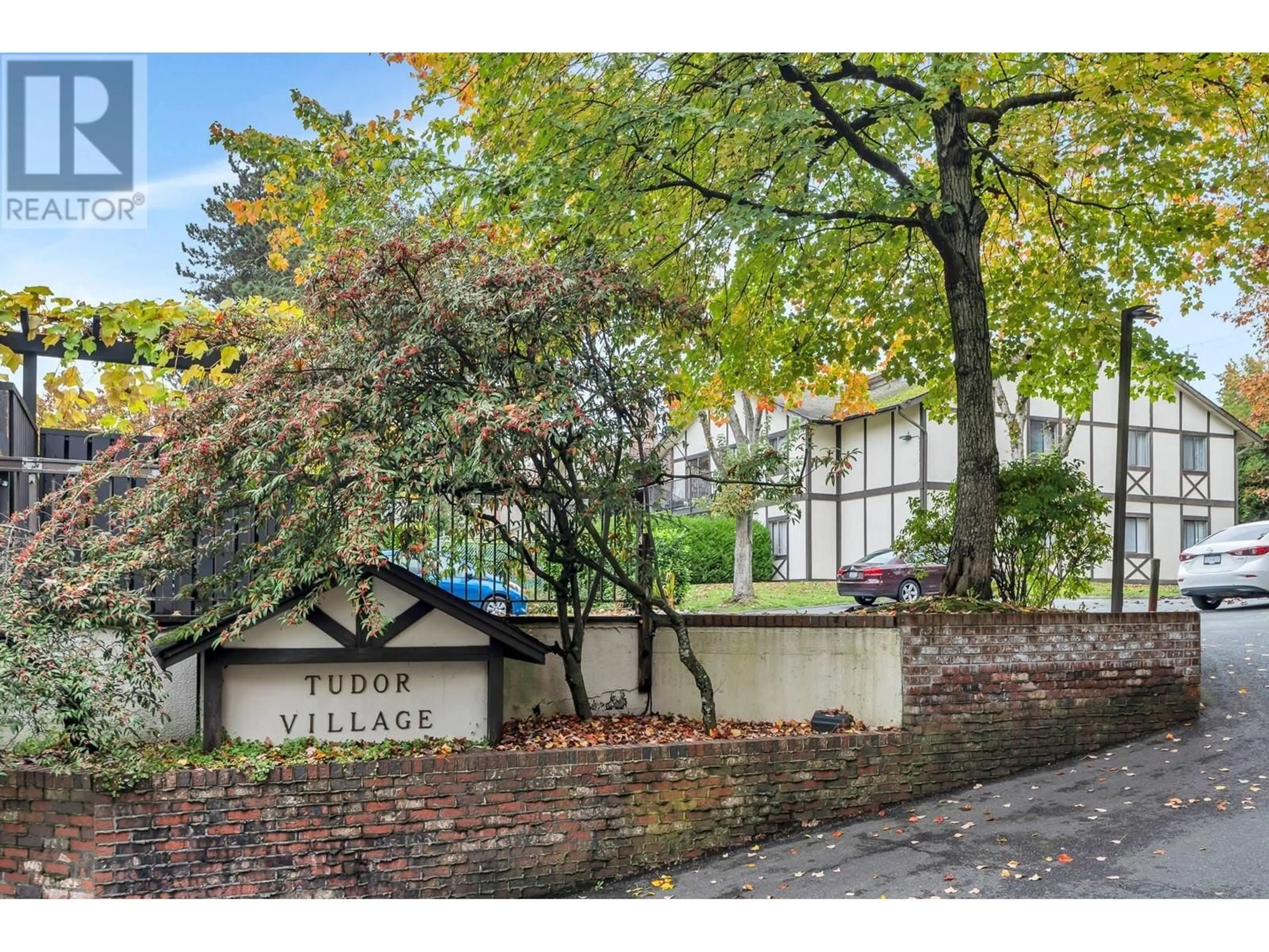 Indoor foyer for 8969 HORNE STREET, Burnaby British Columbia V3N4J8