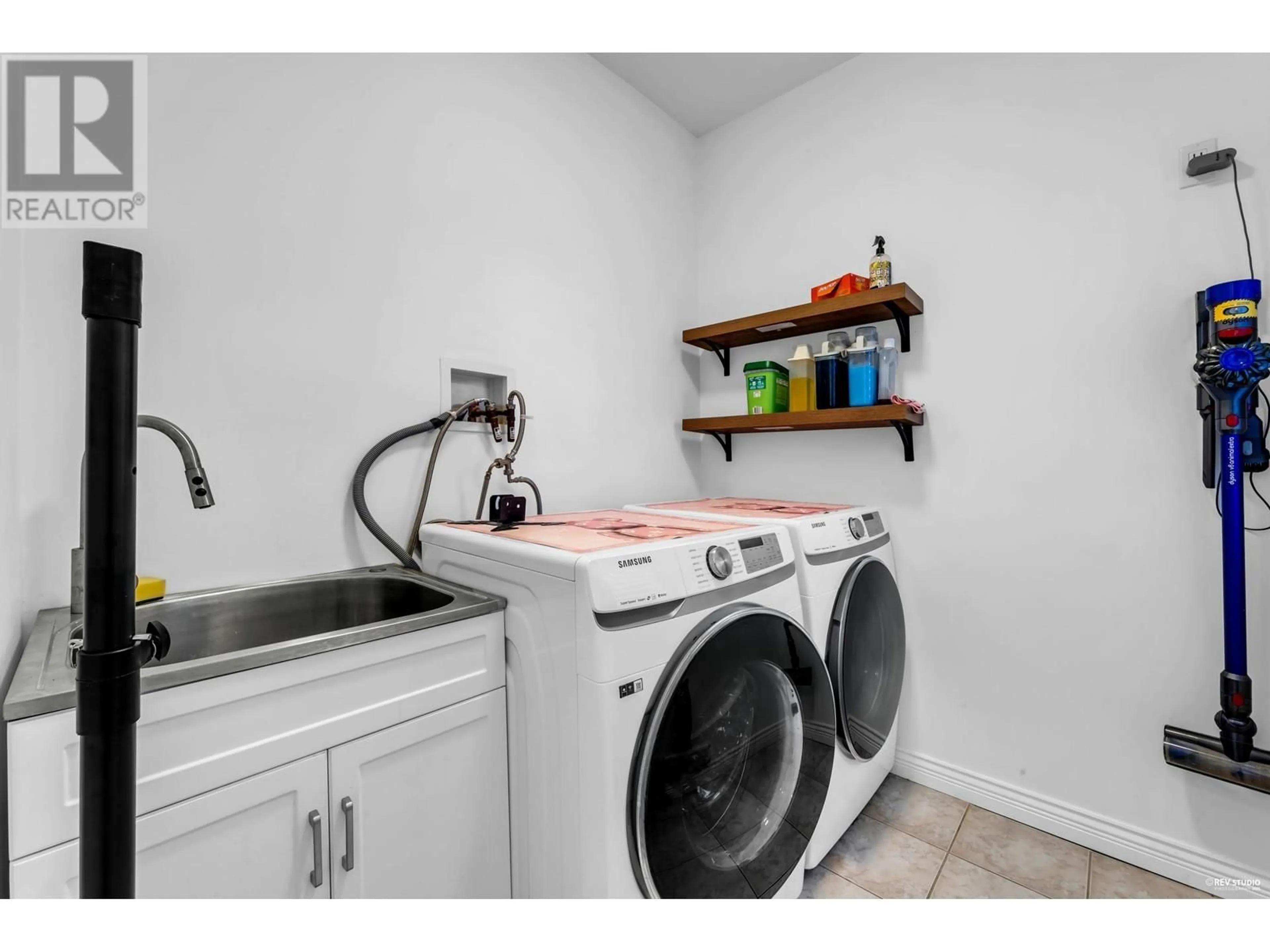 Laundry room for 7629 14TH AVENUE, Burnaby British Columbia V3N2A4