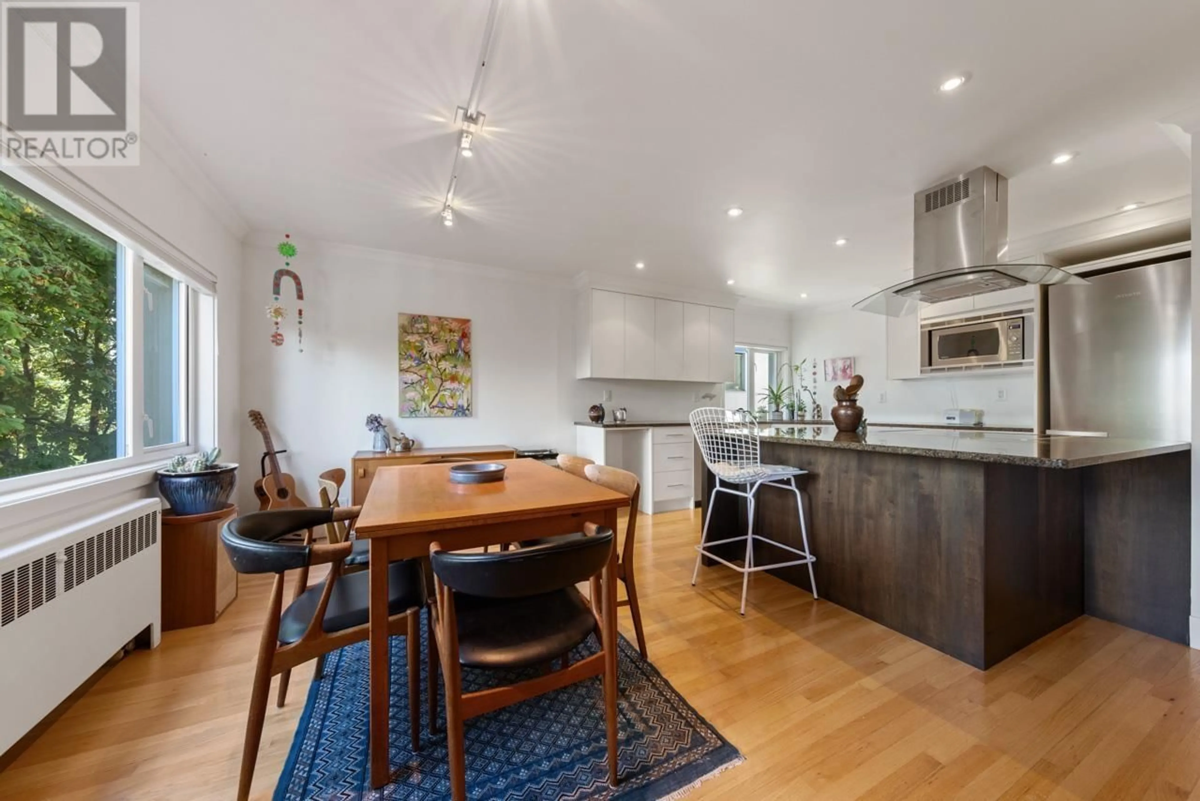 Open concept kitchen, wood/laminate floor for 201 1972 ROBSON STREET, Vancouver British Columbia V6G1E8