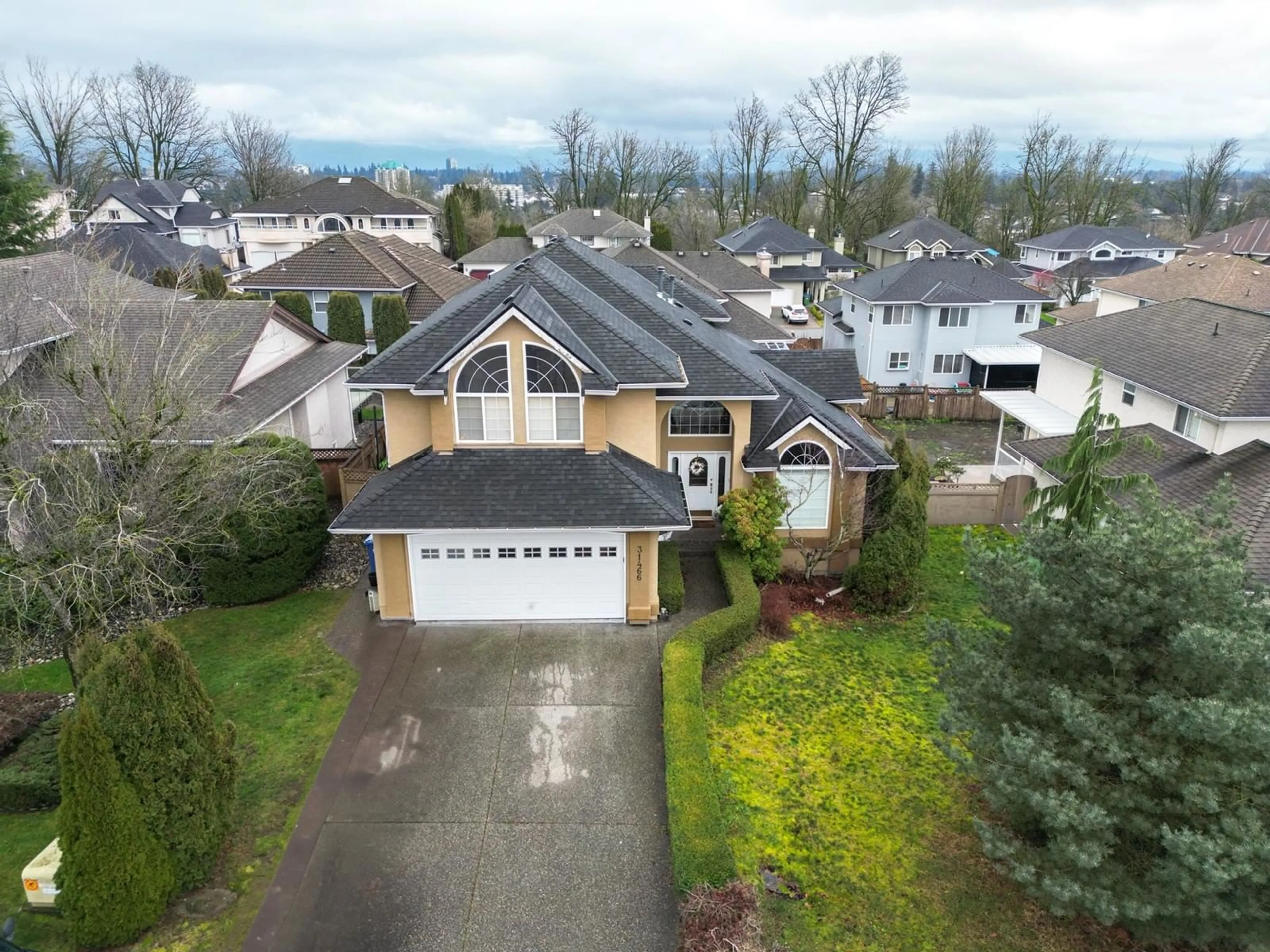 A pic from outside/outdoor area/front of a property/back of a property/a pic from drone, street for 31466 JEAN COURT, Abbotsford British Columbia V2T5N9