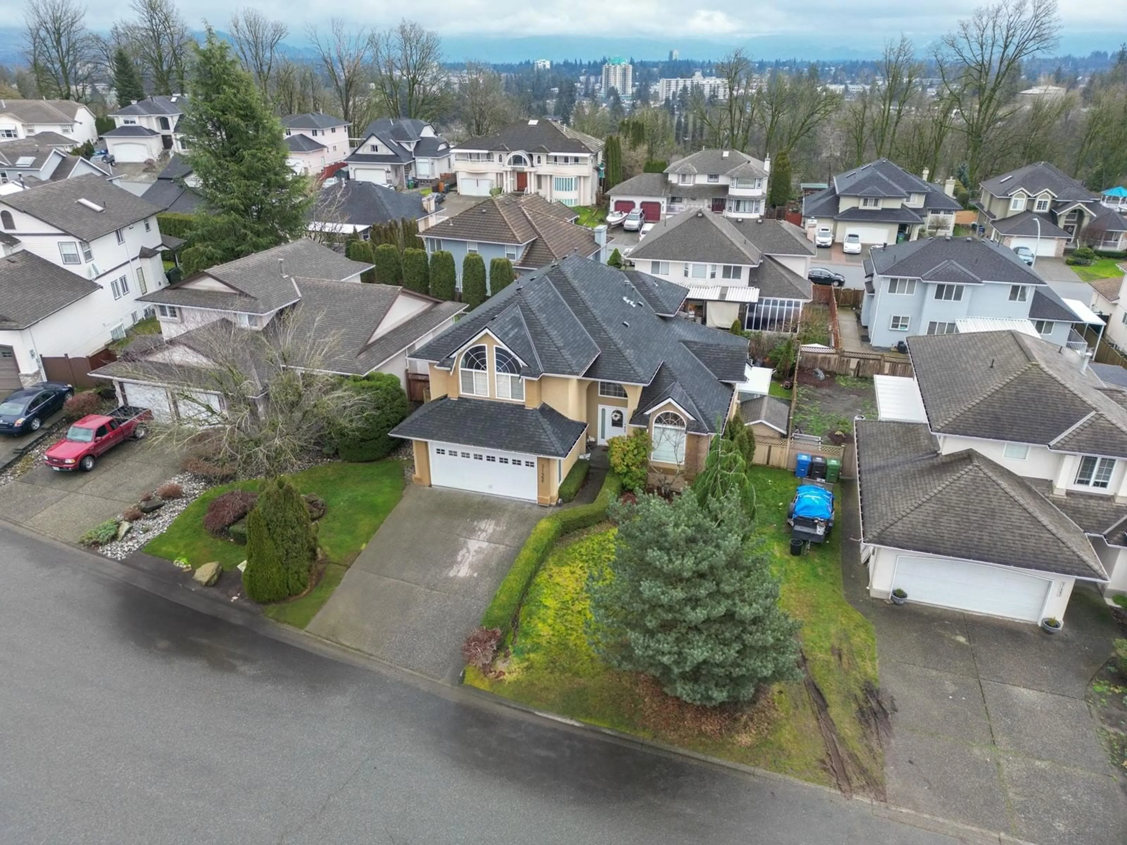 A pic from outside/outdoor area/front of a property/back of a property/a pic from drone, street for 31466 JEAN COURT, Abbotsford British Columbia V2T5N9