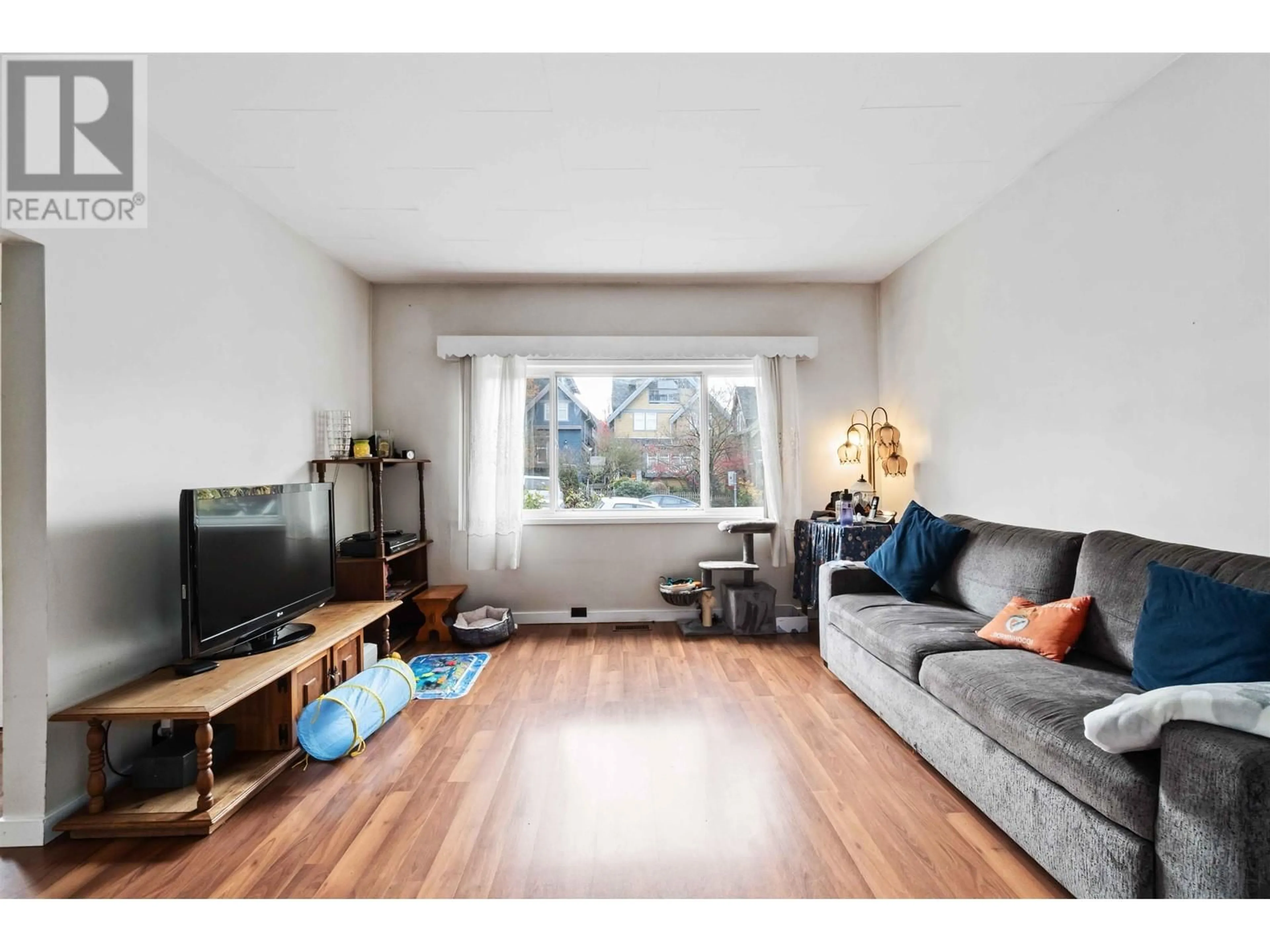 Living room with furniture, wood/laminate floor for 1649 GRANT STREET, Vancouver British Columbia V5L2Y4