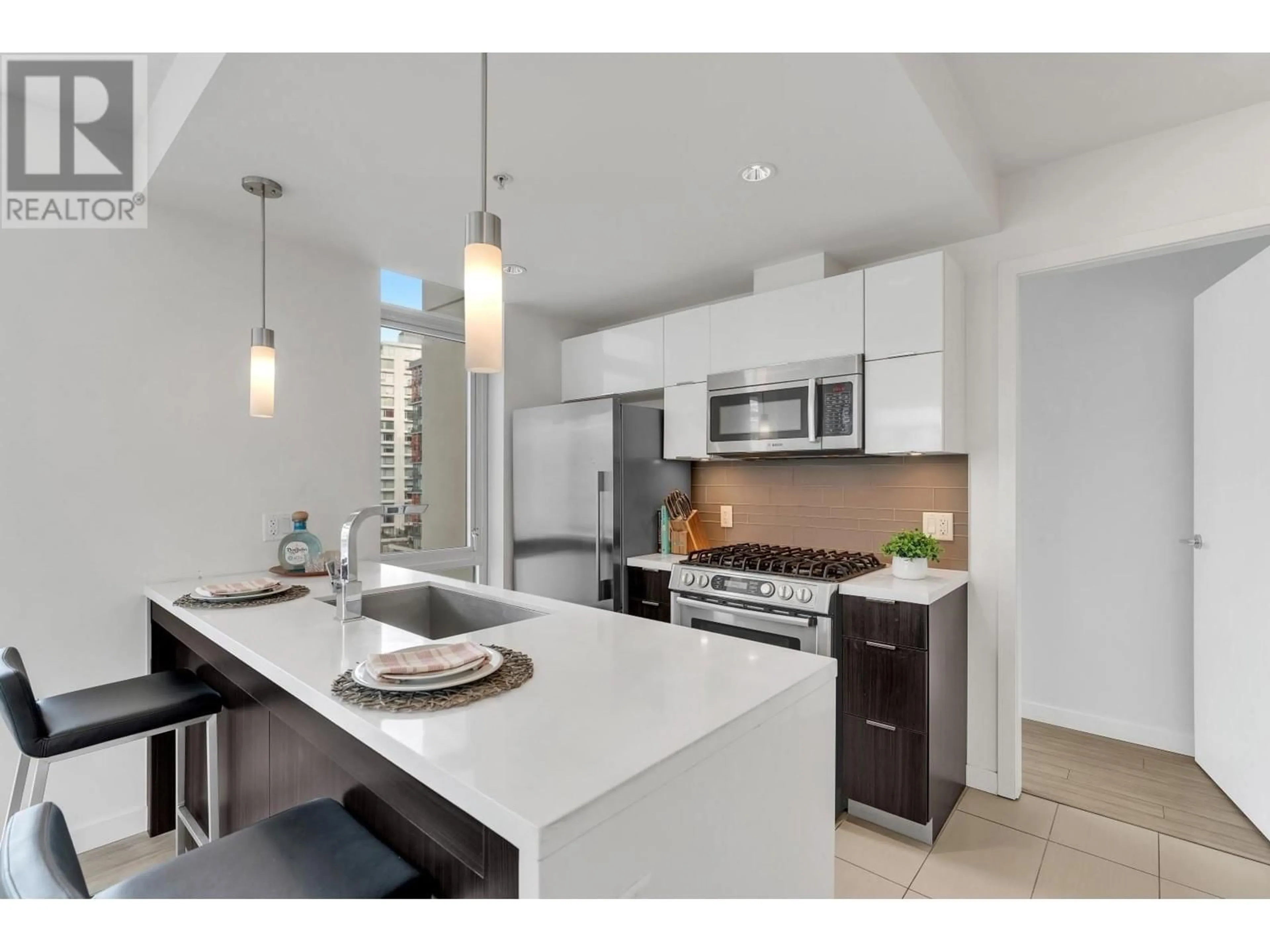 Open concept kitchen, ceramic/tile floor for 802 1775 QUEBEC STREET, Vancouver British Columbia V5T0E3