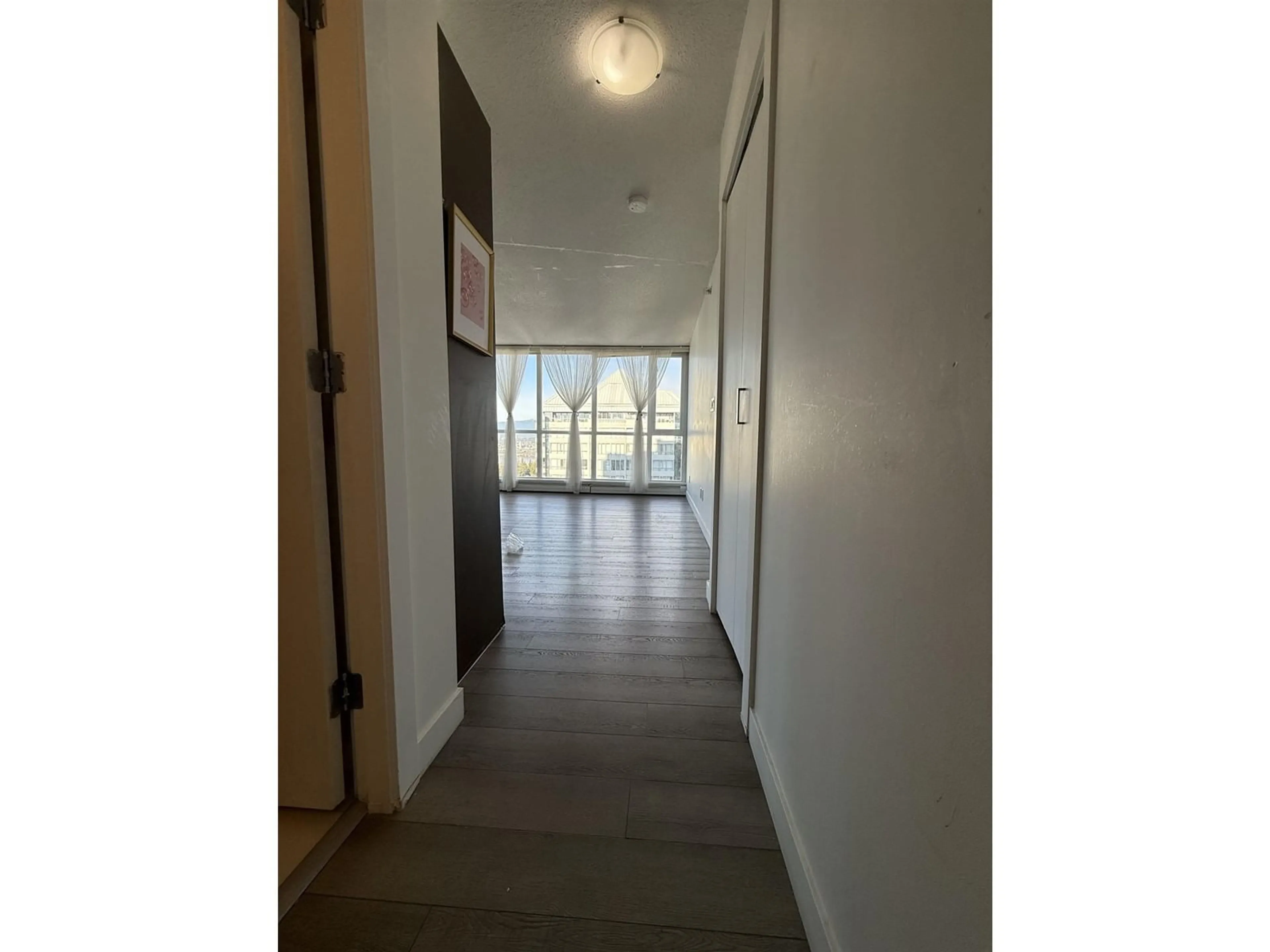 Indoor foyer for 1908 10777 UNIVERSITY DRIVE, Surrey British Columbia V3T0E6