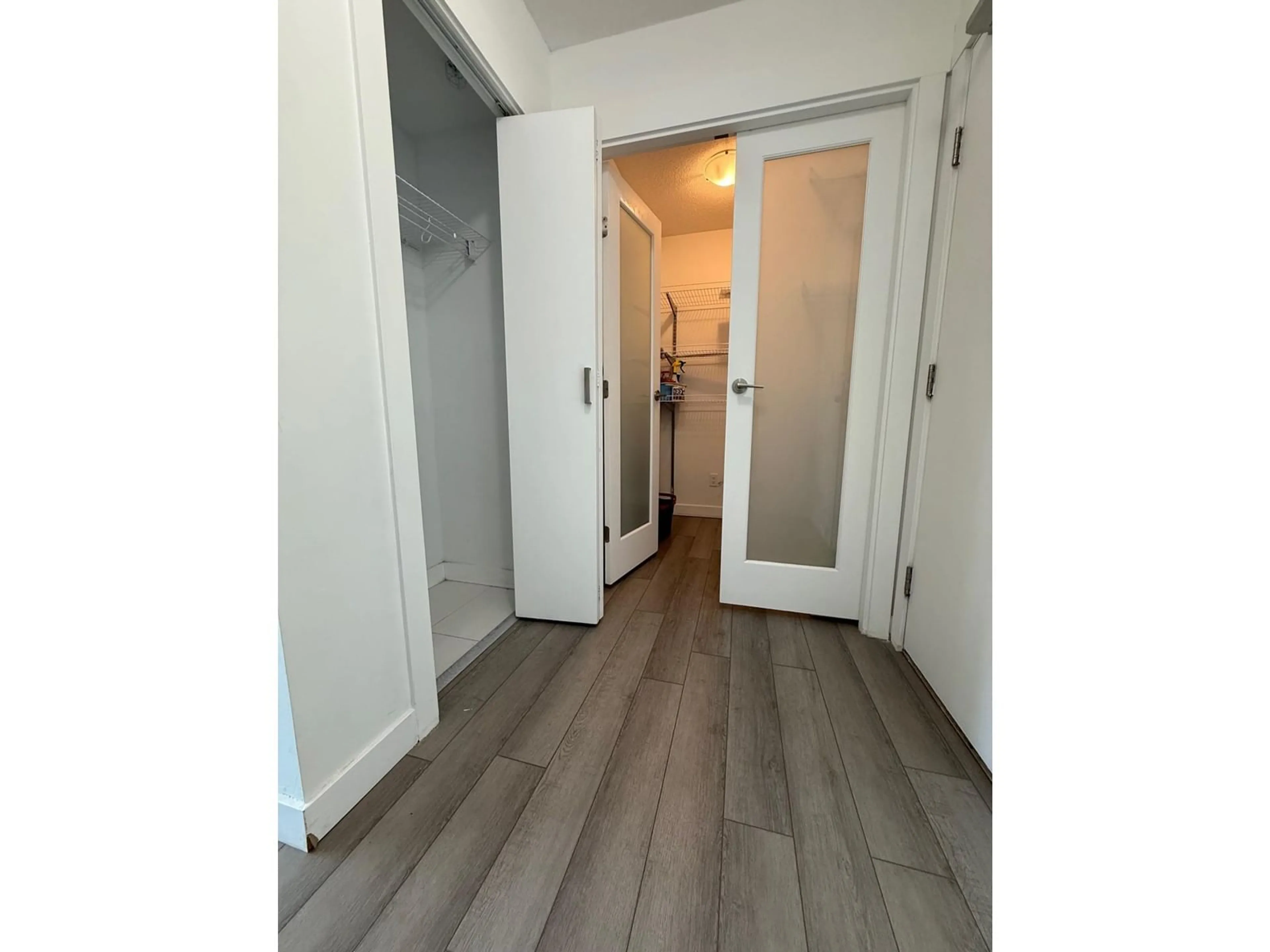 Indoor entryway for 1908 10777 UNIVERSITY DRIVE, Surrey British Columbia V3T0E6