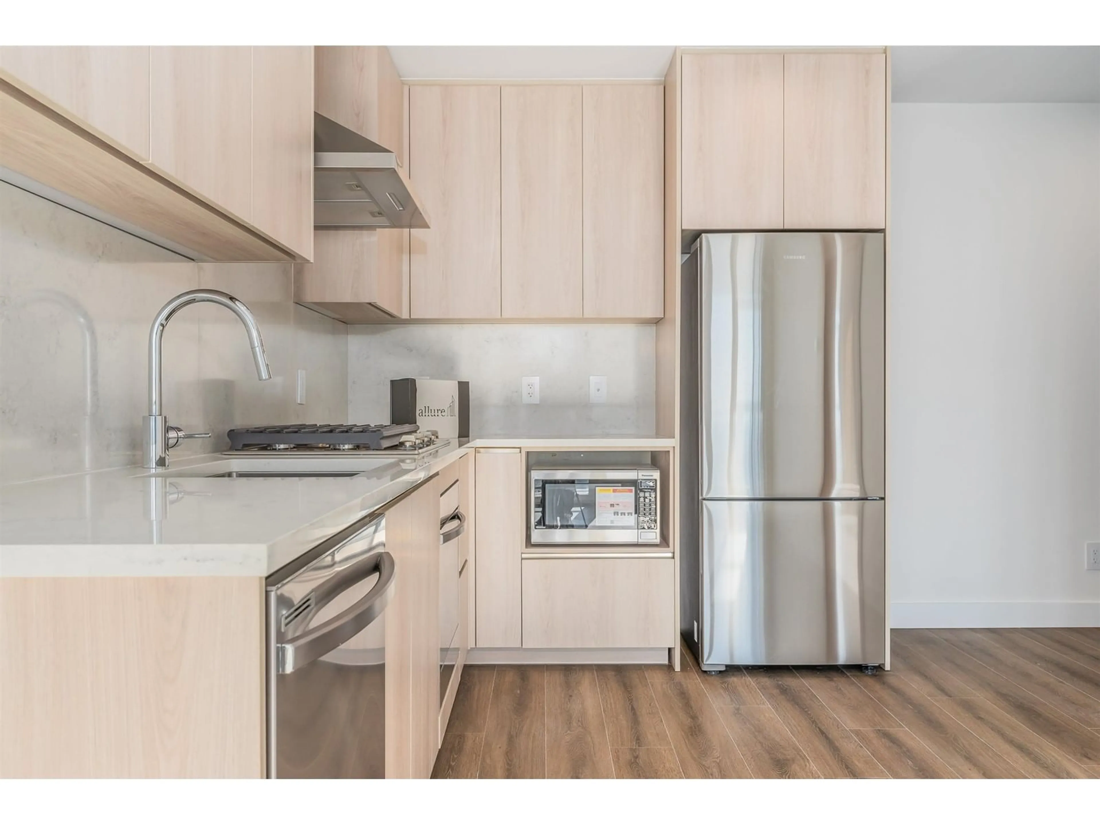 Standard kitchen, wood/laminate floor for 4305 10750 135A STREET, Surrey British Columbia V3T0V4