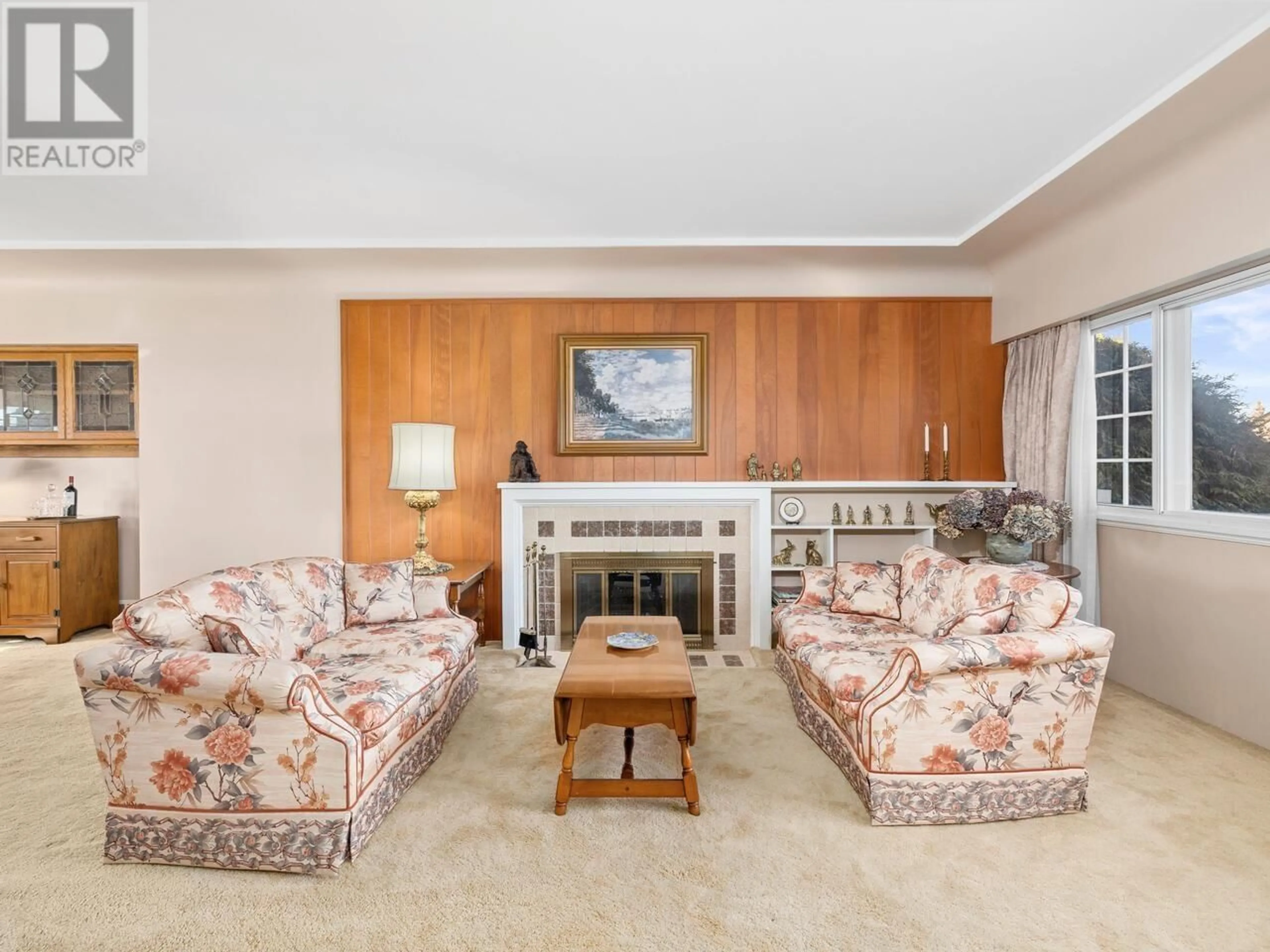 Living room with furniture, carpet floor for 4780 BRENTLAWN DRIVE, Burnaby British Columbia V5C3V5