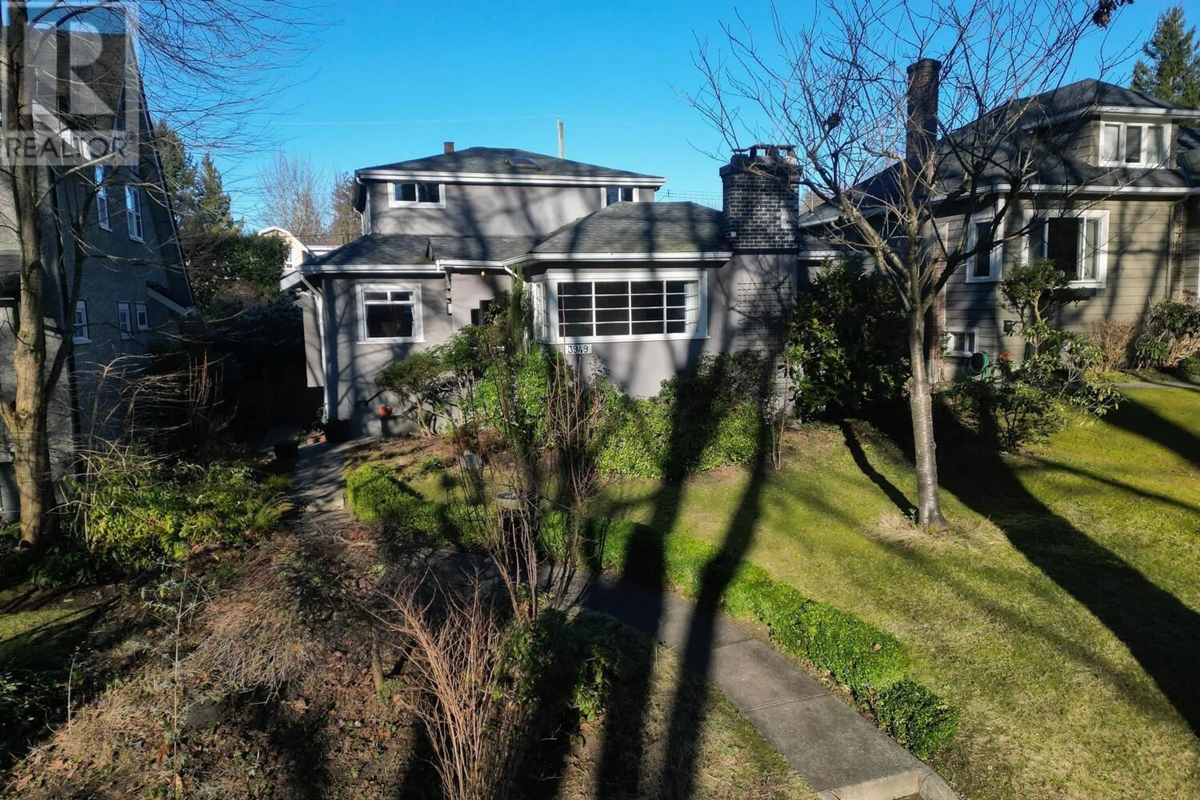 A pic from outside/outdoor area/front of a property/back of a property/a pic from drone, street for 3949 W 32ND AVENUE, Vancouver British Columbia V6S1Z4