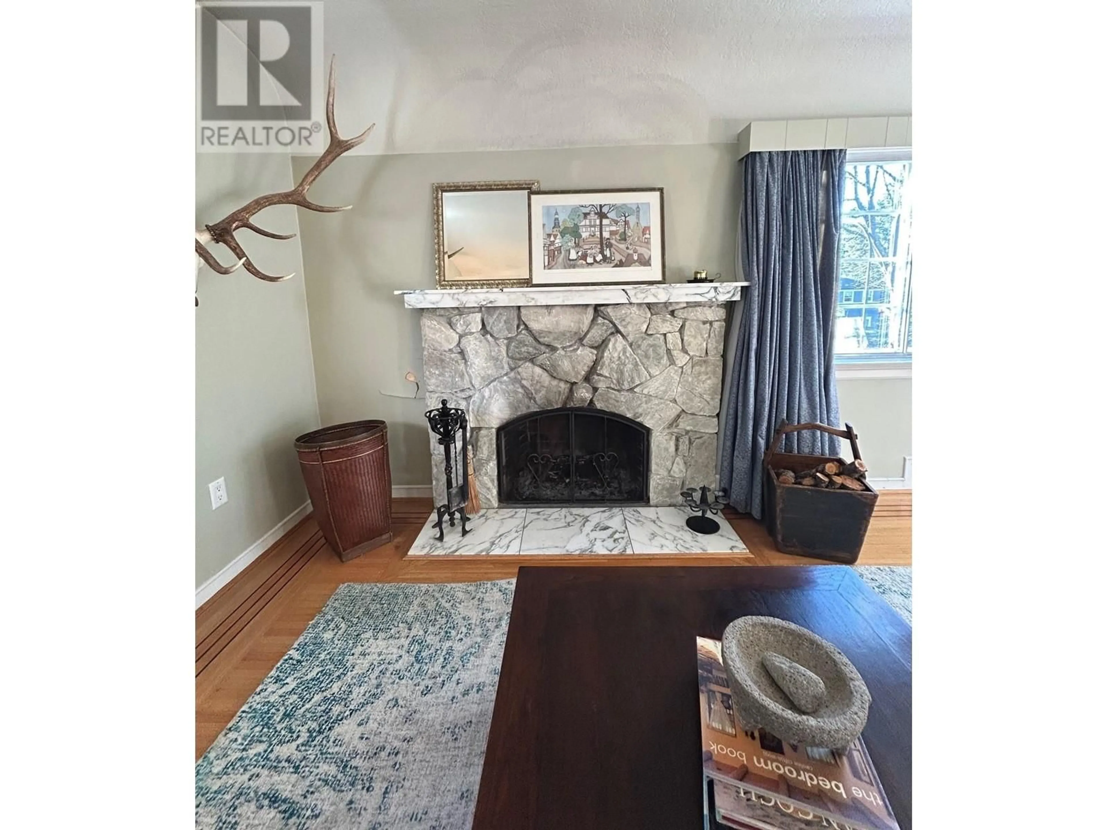 Living room with furniture, wood/laminate floor for 3949 W 32ND AVENUE, Vancouver British Columbia V6S1Z4