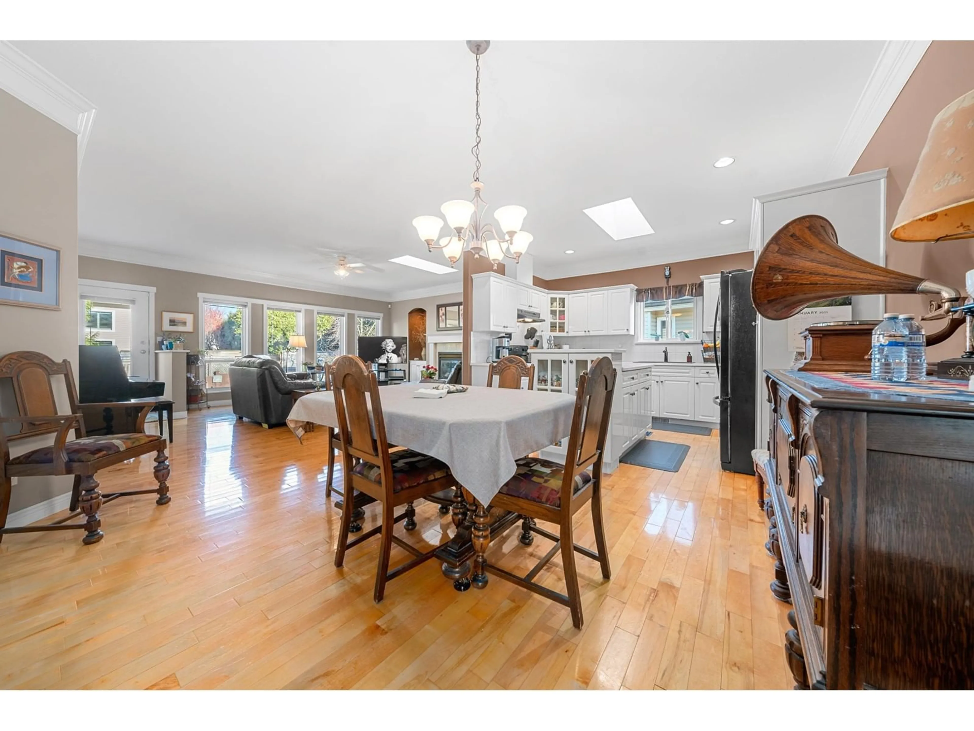 Dining room, wood/laminate floor for 21055 85A AVENUE, Langley British Columbia V1M2L4