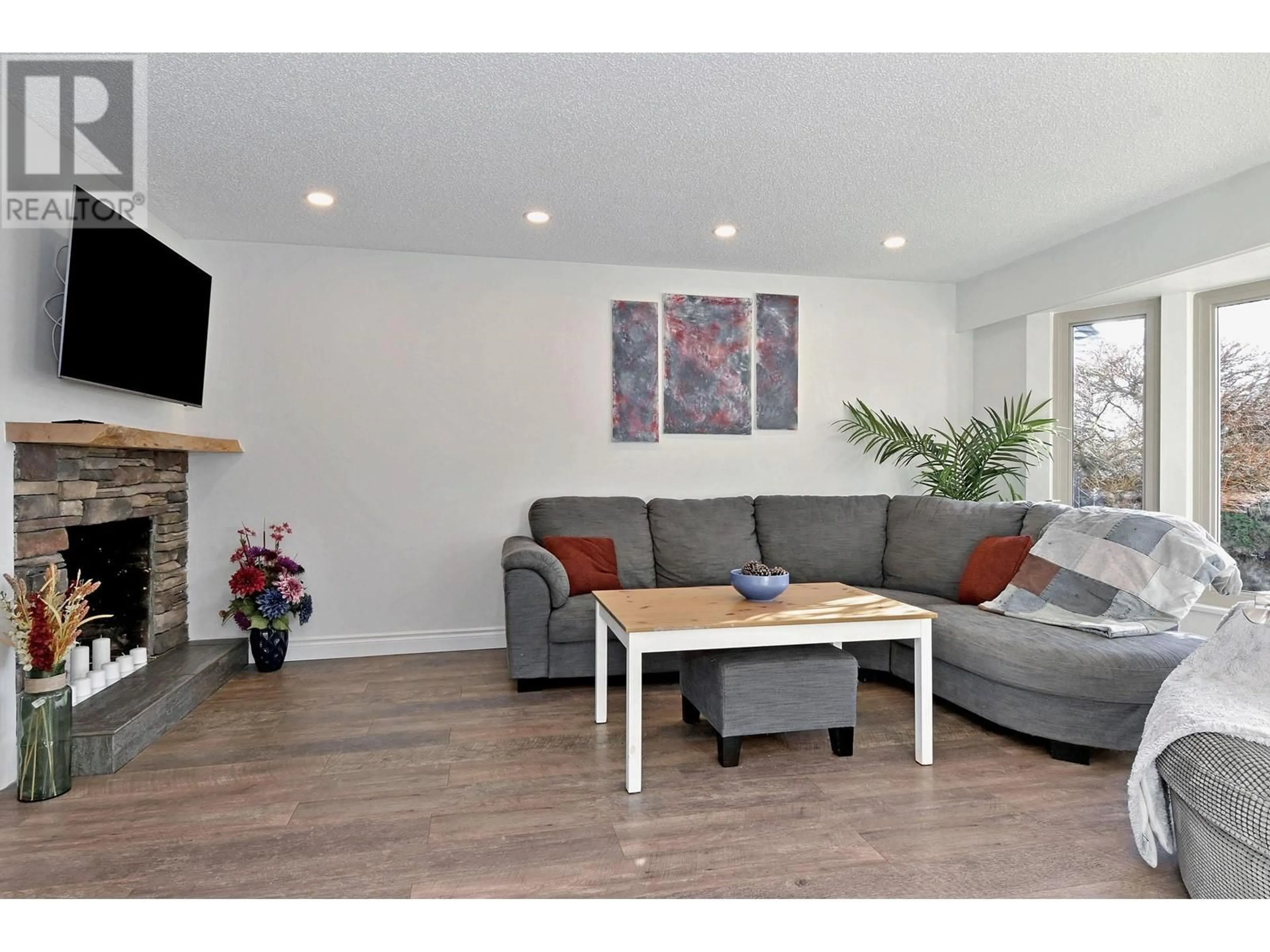 Living room with furniture, wood/laminate floor for 5501 SUMMER WAY, Delta British Columbia V4M3Y4