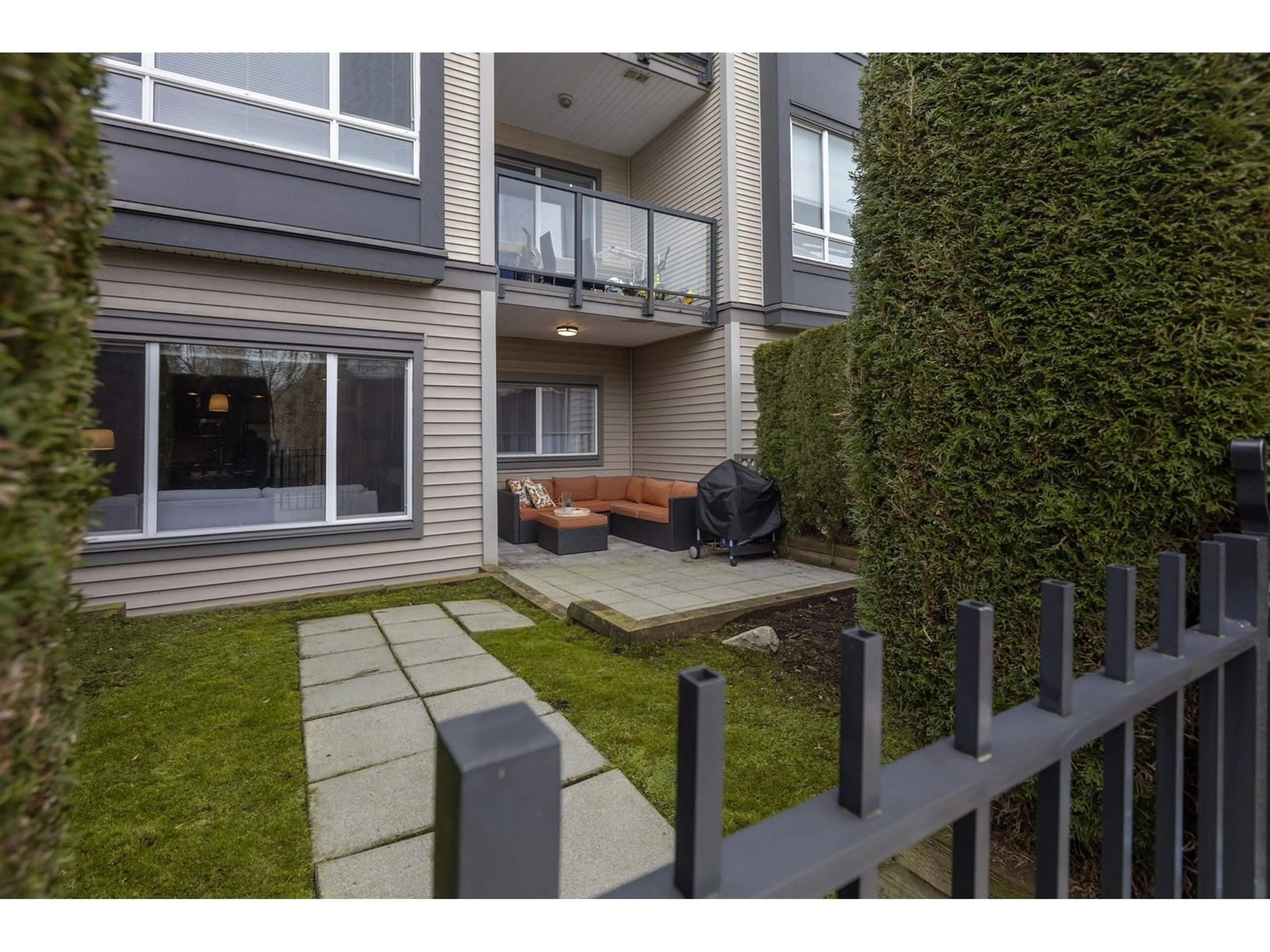 Patio, street for 112 2943 NELSON PLACE, Abbotsford British Columbia V2S0C8