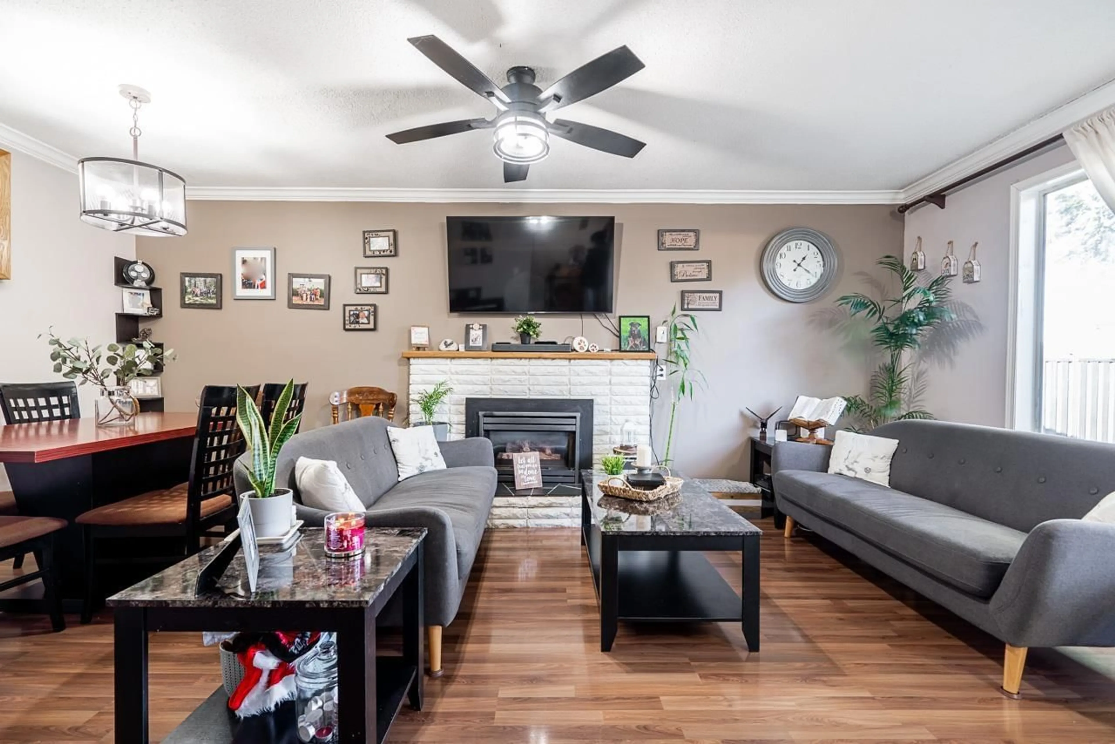 Living room with furniture, wood/laminate floor for 13976 DOUGLAS ROAD, Surrey British Columbia V3R5M9