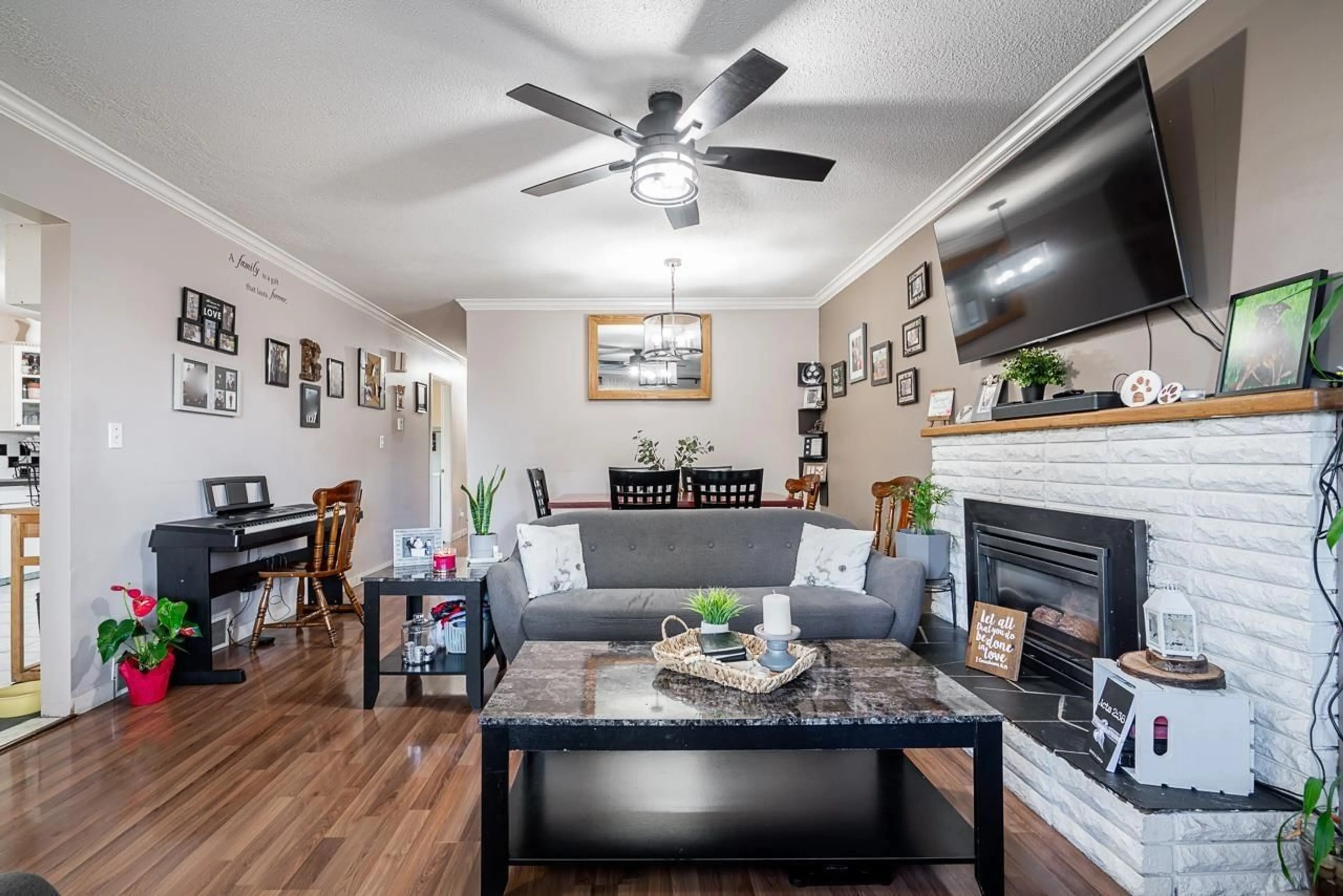 Living room with furniture, wood/laminate floor for 13976 DOUGLAS ROAD, Surrey British Columbia V3R5M9