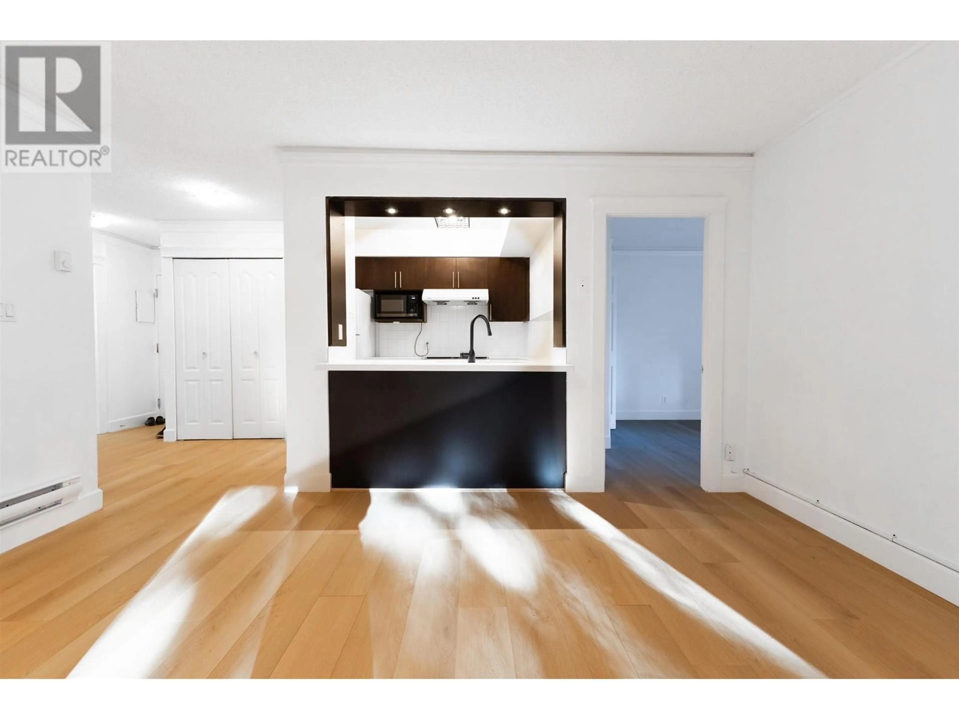 Open concept kitchen, wood/laminate floor for 103 5932 PATTERSON AVENUE, Burnaby British Columbia V5H4B4