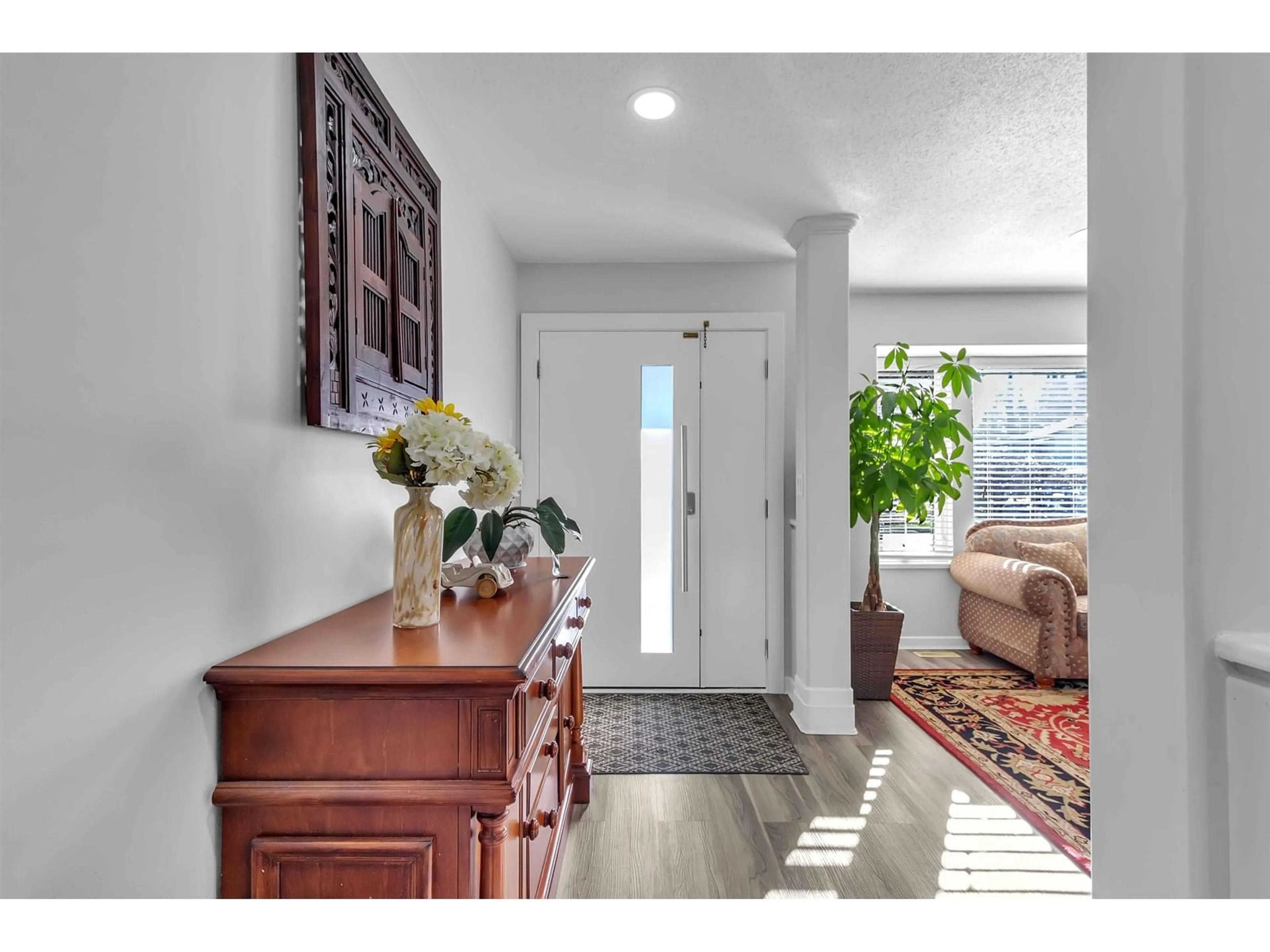 Indoor entryway for 14069 74 AVENUE, Surrey British Columbia V3W7N1