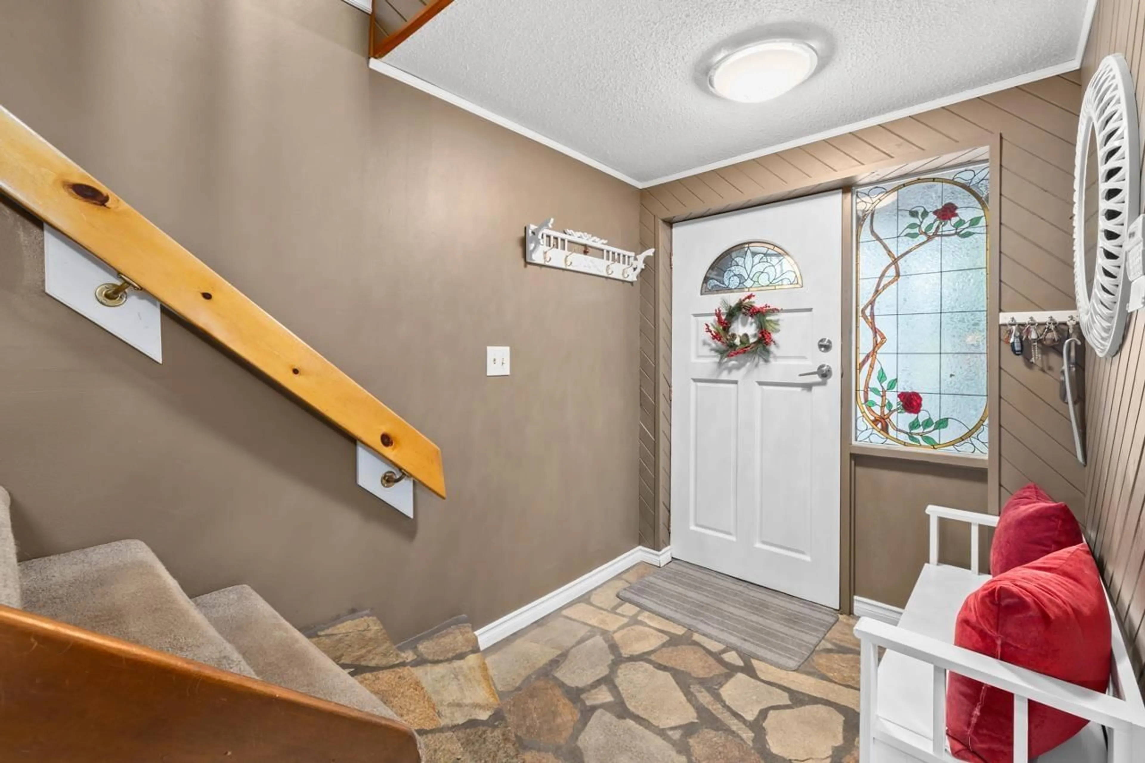 Indoor entryway for 11554 141A STREET, Surrey British Columbia V3R3K5