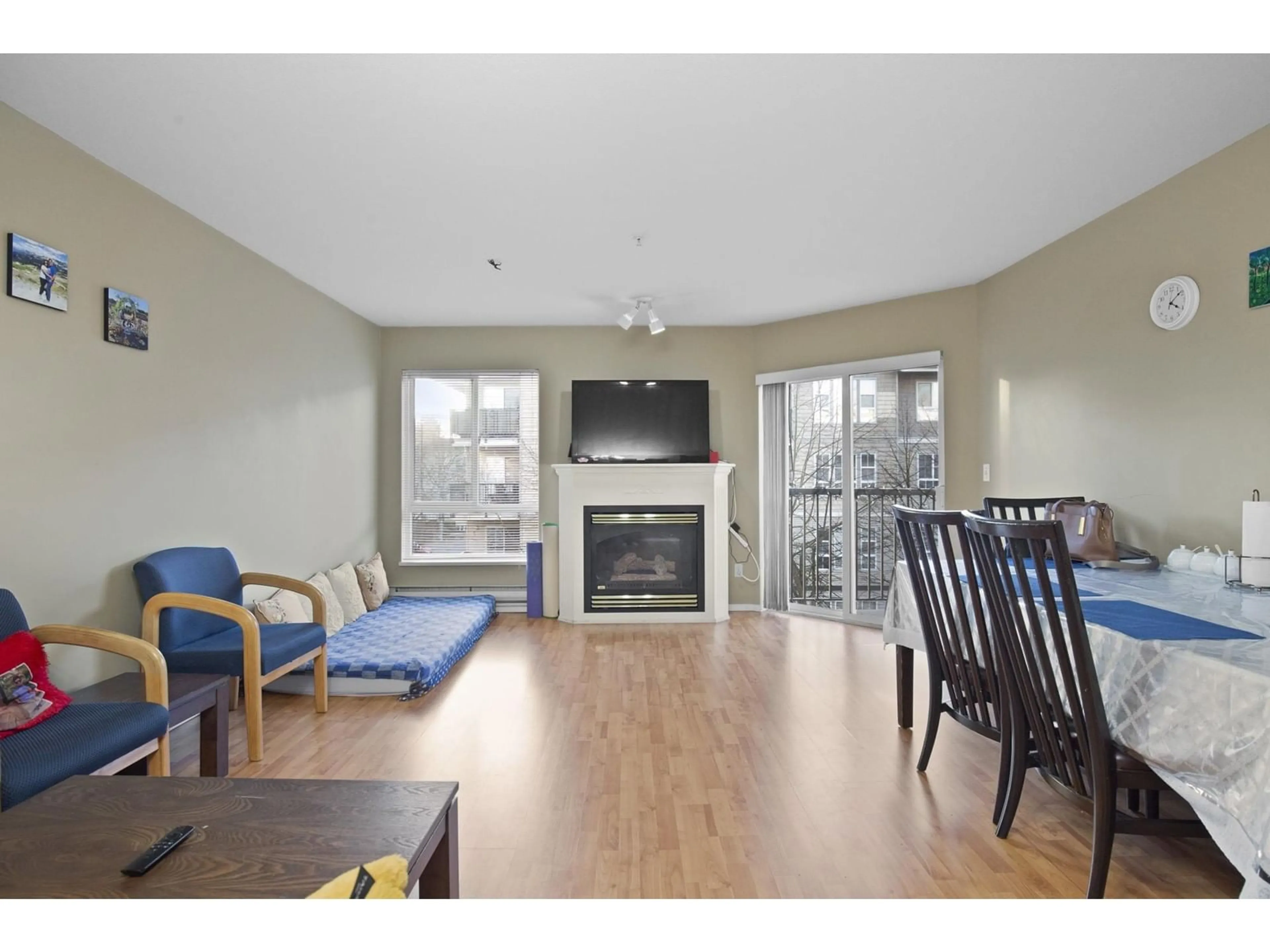 Living room with furniture, wood/laminate floor for 309 31831 PEARDONVILLE ROAD, Abbotsford British Columbia V2T1L5