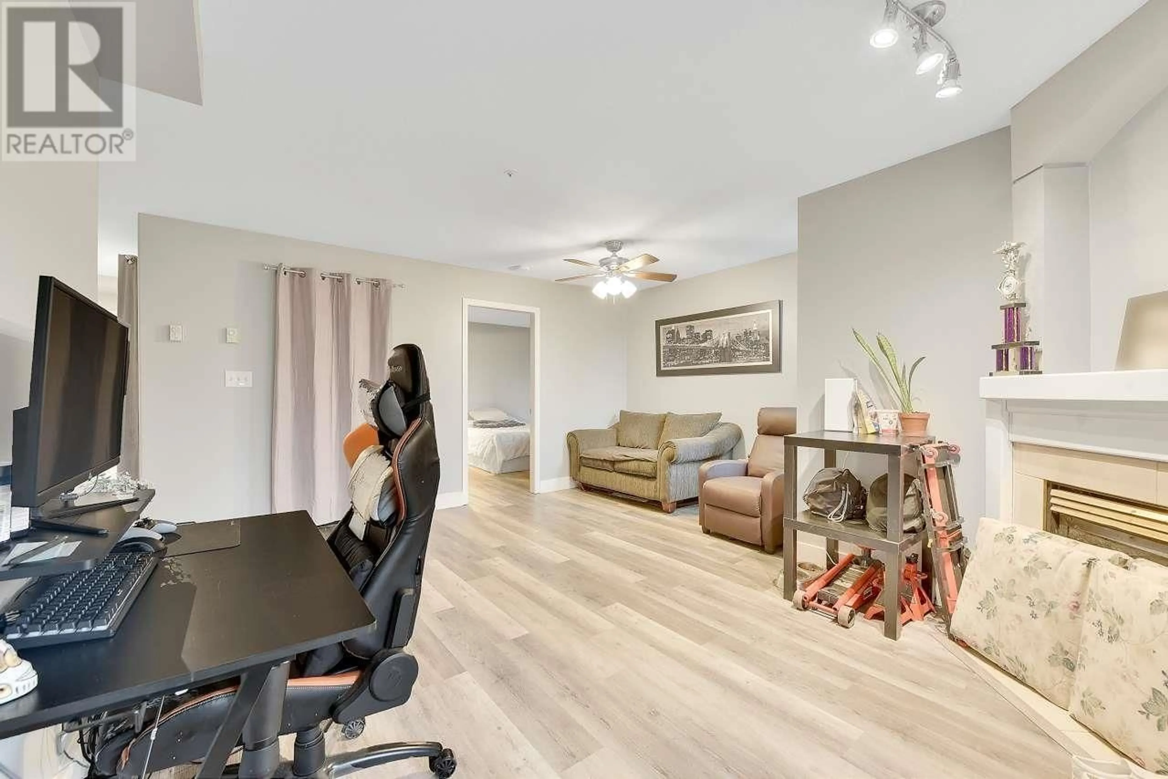 Living room with furniture, wood/laminate floor for 101 2405 KAMLOOPS STREET, Vancouver British Columbia V5M4V6