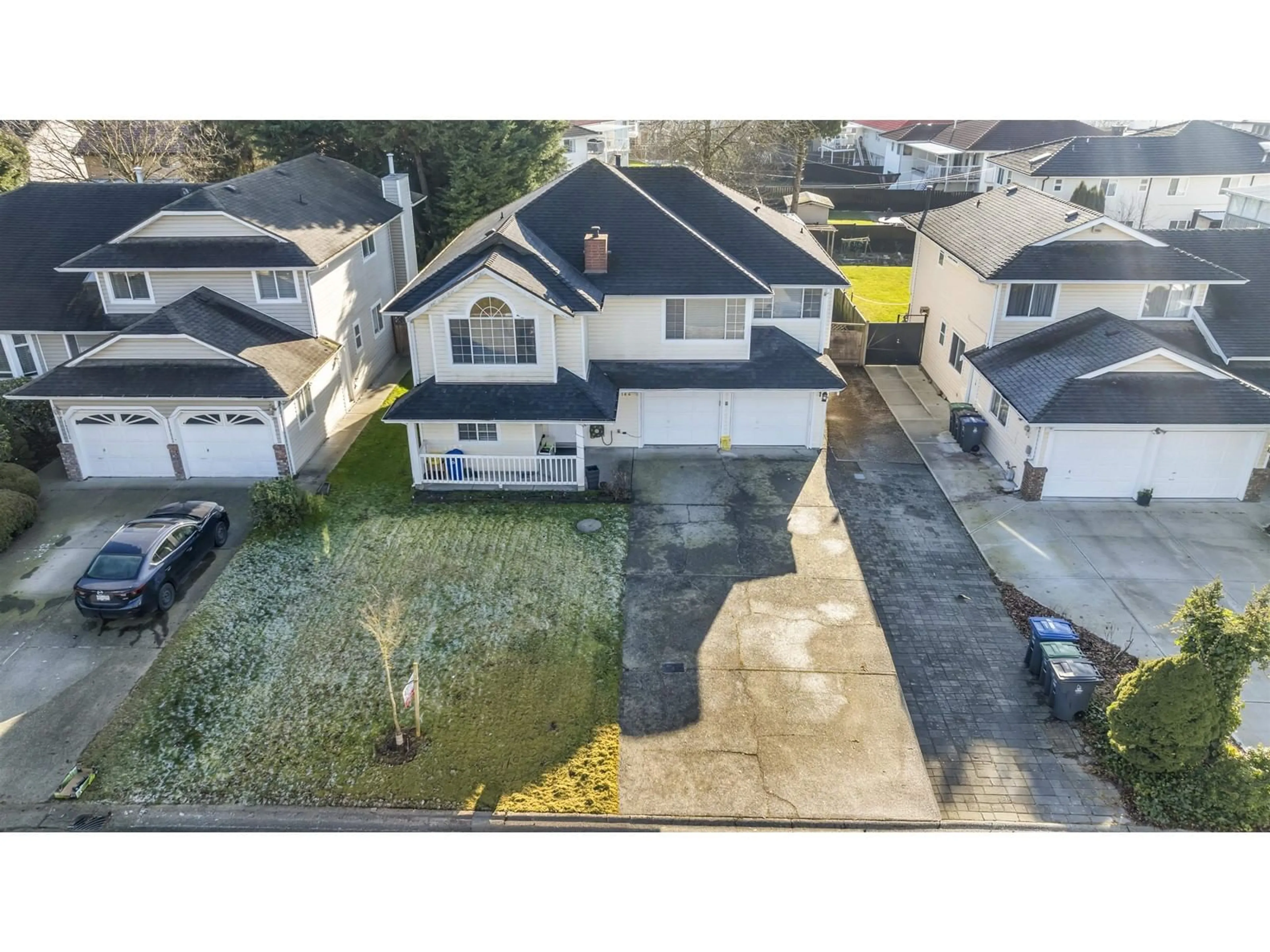 A pic from outside/outdoor area/front of a property/back of a property/a pic from drone, street for 14164 89A AVENUE, Surrey British Columbia V3V7T3