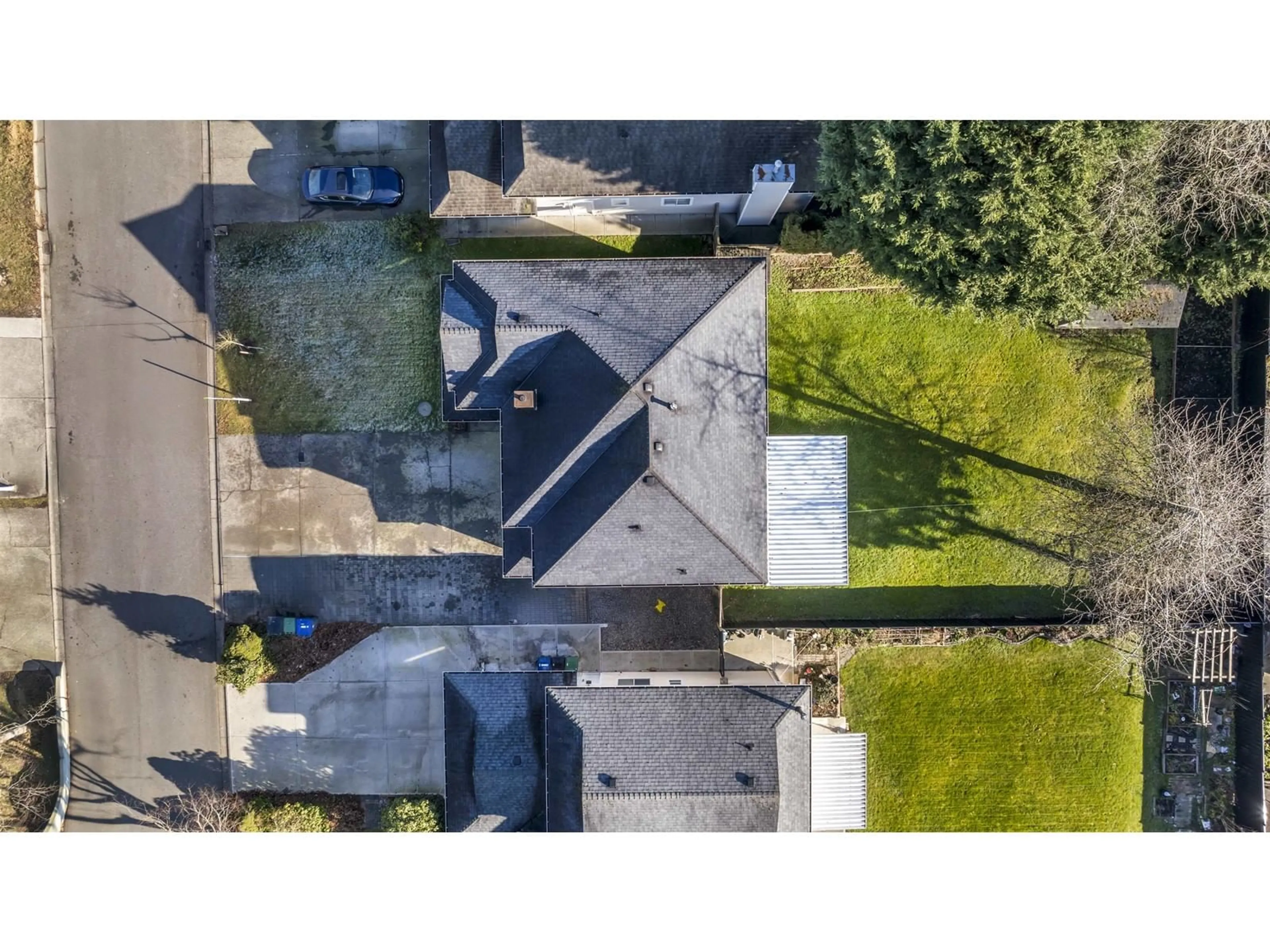 A pic from outside/outdoor area/front of a property/back of a property/a pic from drone, street for 14164 89A AVENUE, Surrey British Columbia V3V7T3