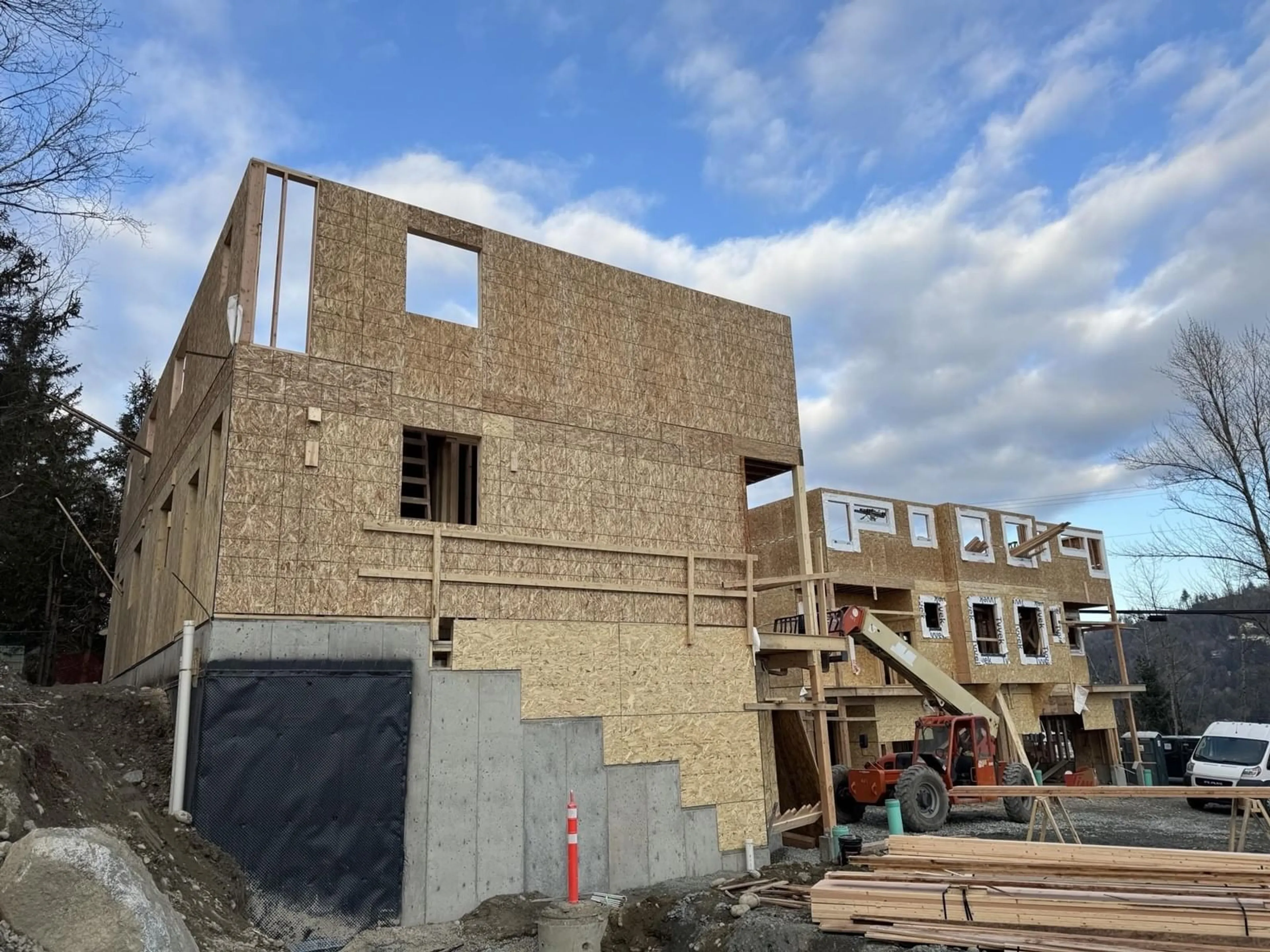 A pic from outside/outdoor area/front of a property/back of a property/a pic from drone, mountain view for 2465 BECK, Abbotsford British Columbia V2S4S3