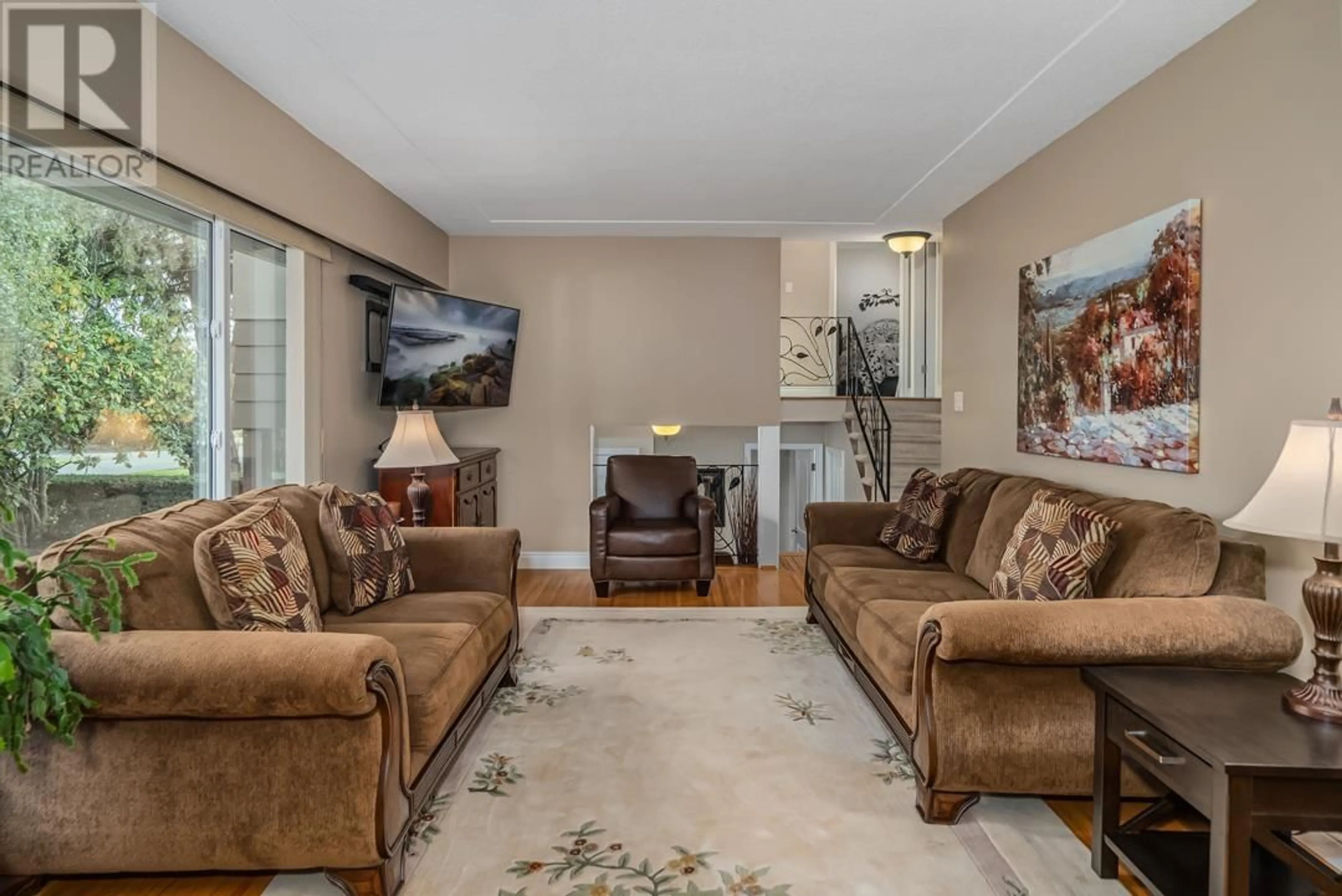 Living room with furniture, carpet floor for 10820 SWINTON CRESCENT, Richmond British Columbia V7A3T3