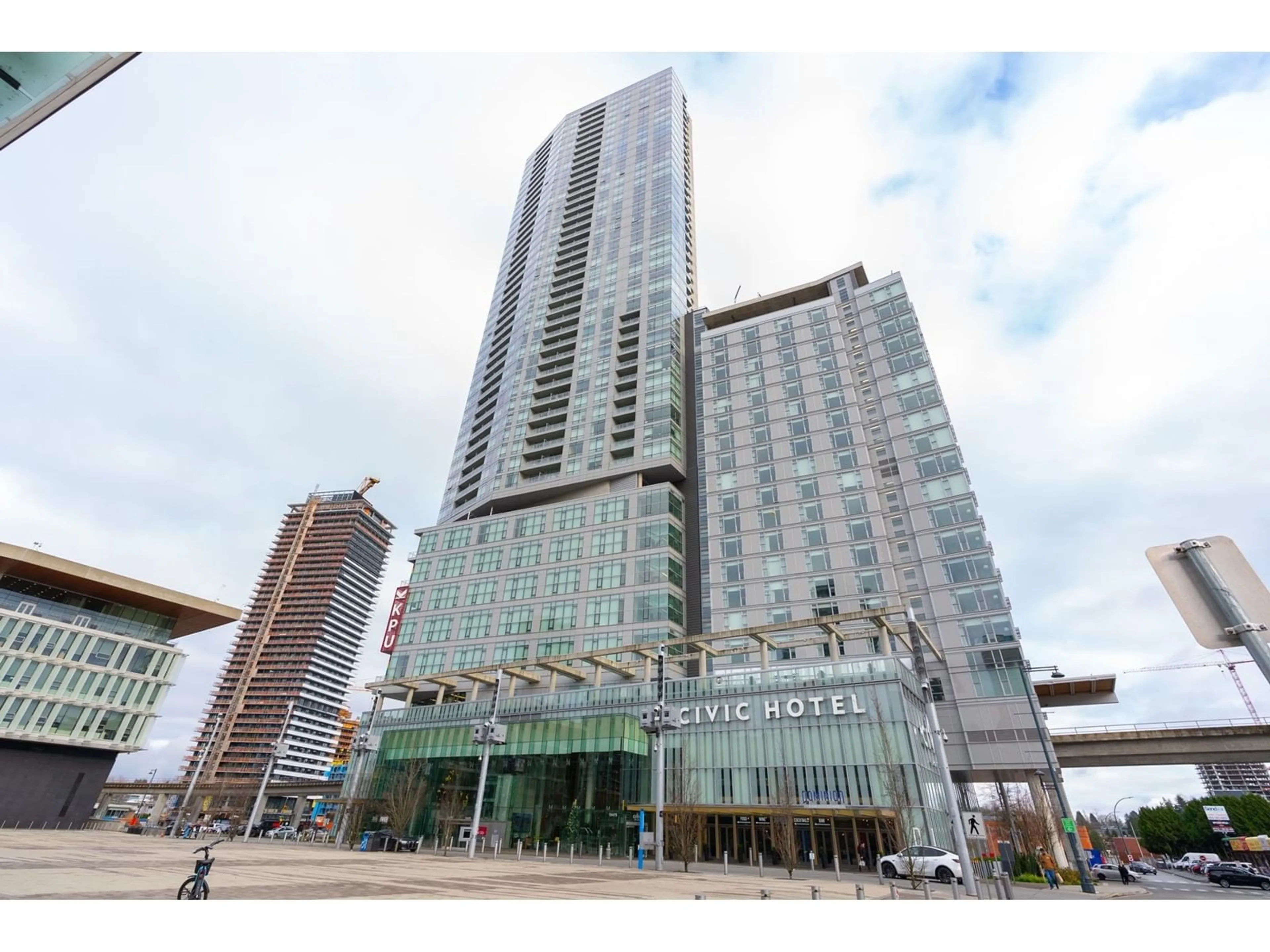 Indoor foyer for 2506 13495 CENTRAL AVENUE, Surrey British Columbia V3T0K2