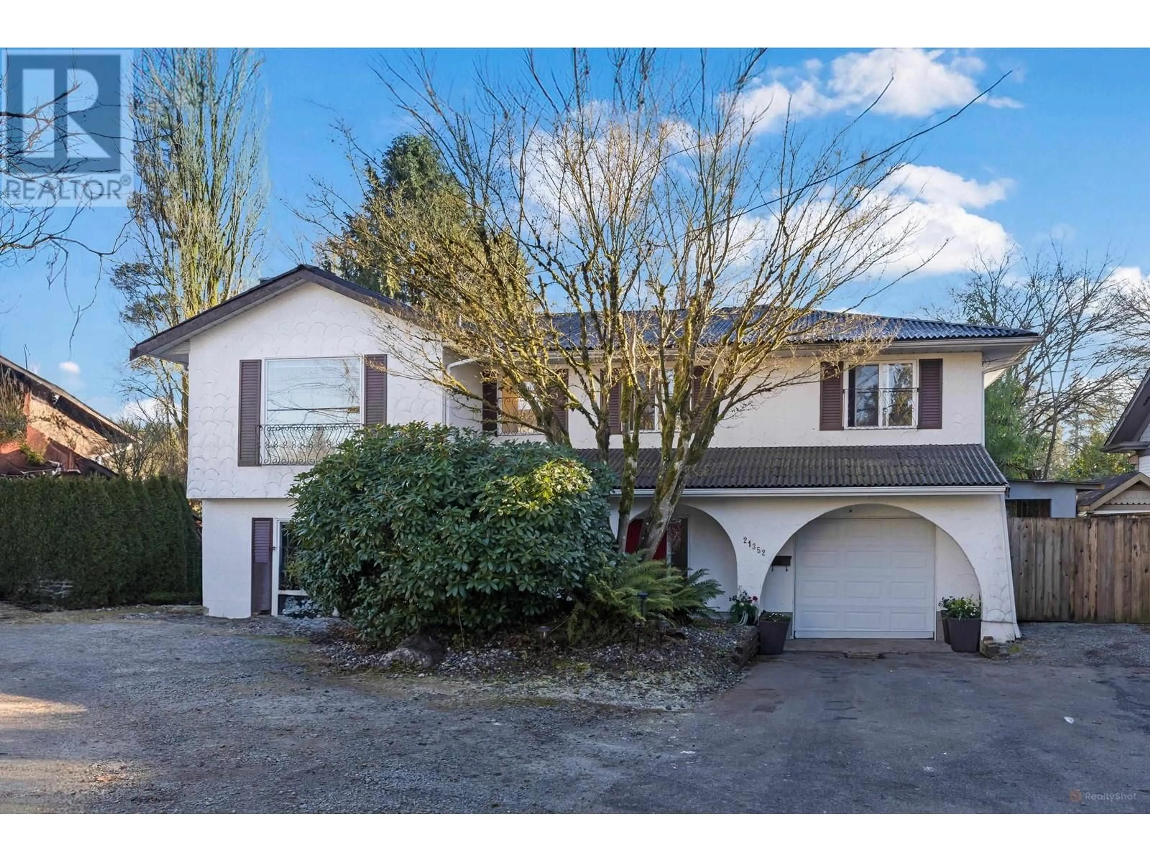 A pic from outside/outdoor area/front of a property/back of a property/a pic from drone, street for 21352 RIVER ROAD, Maple Ridge British Columbia V2X2B3