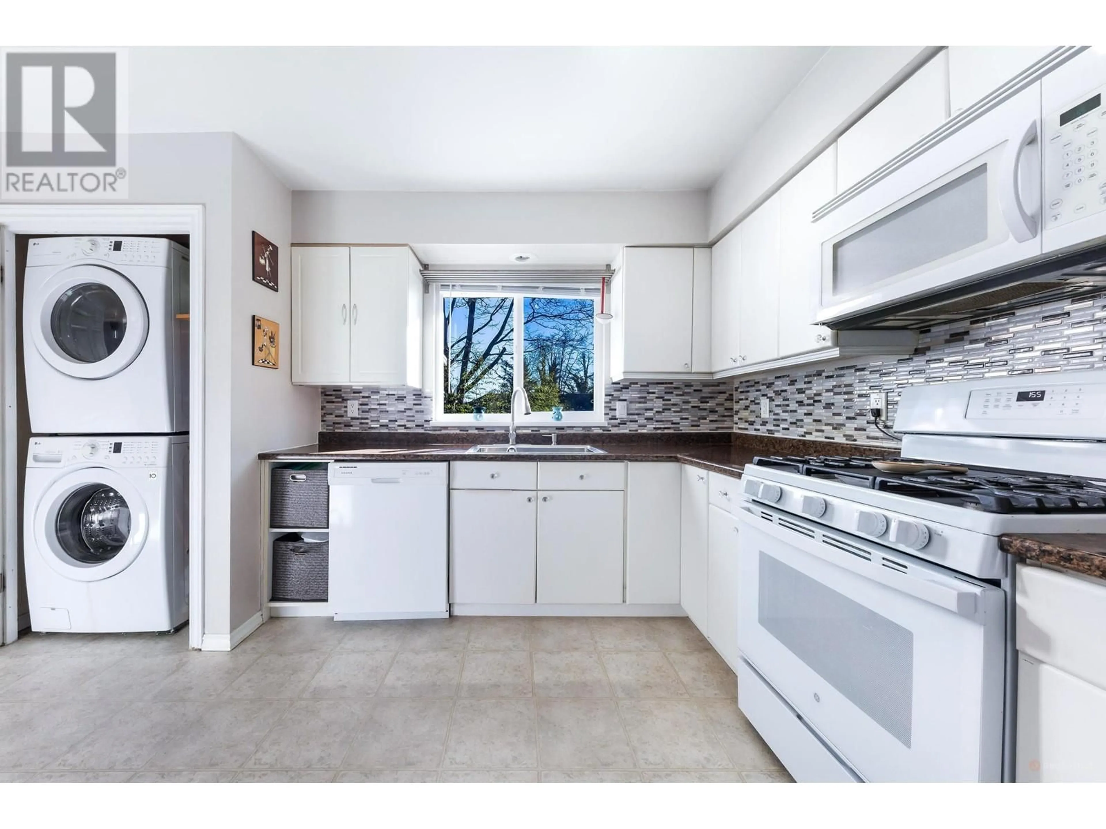 Standard kitchen, ceramic/tile floor for 21352 RIVER ROAD, Maple Ridge British Columbia V2X2B3