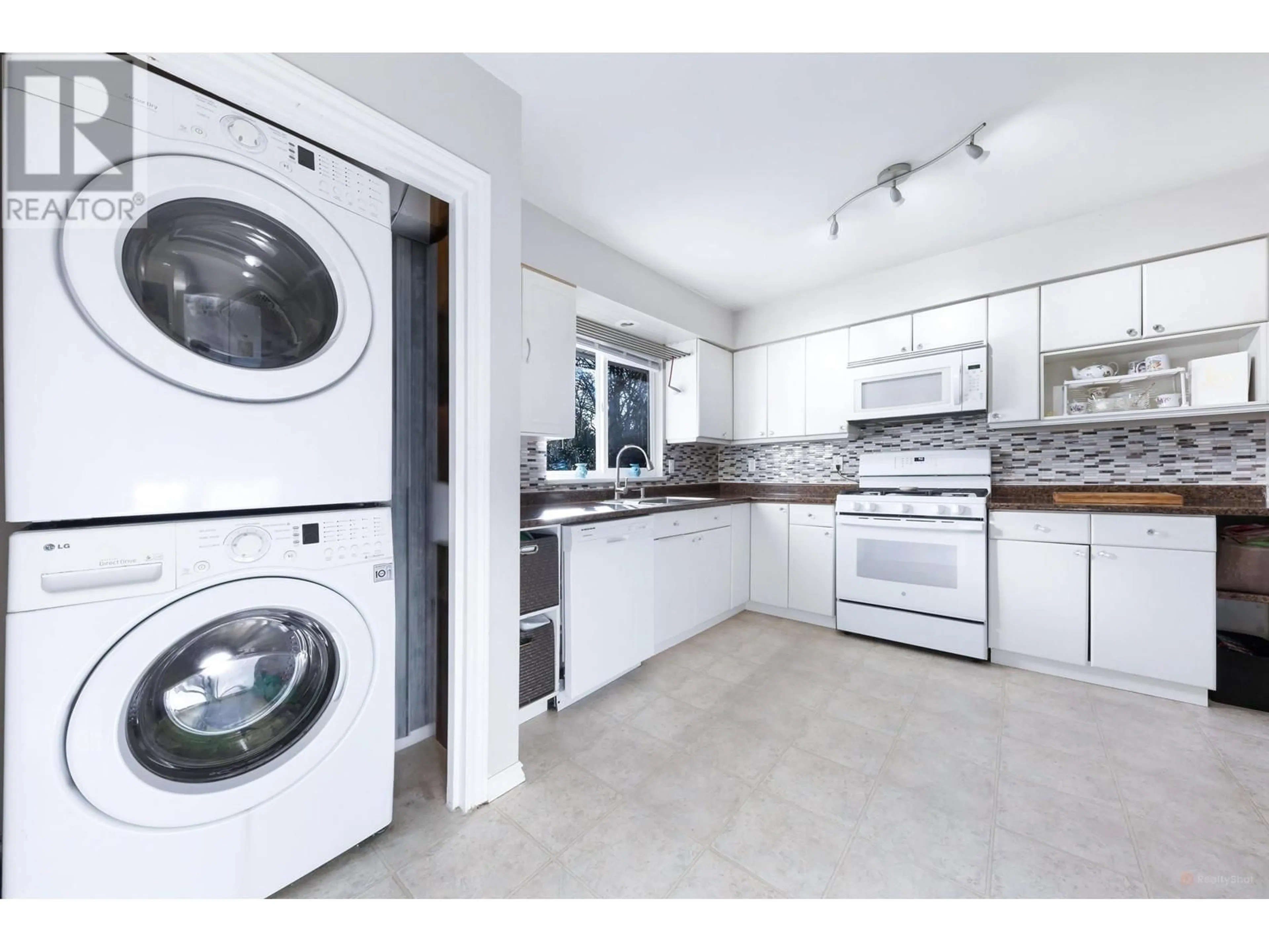 Kitchen with laundary machines, ceramic/tile floor for 21352 RIVER ROAD, Maple Ridge British Columbia V2X2B3