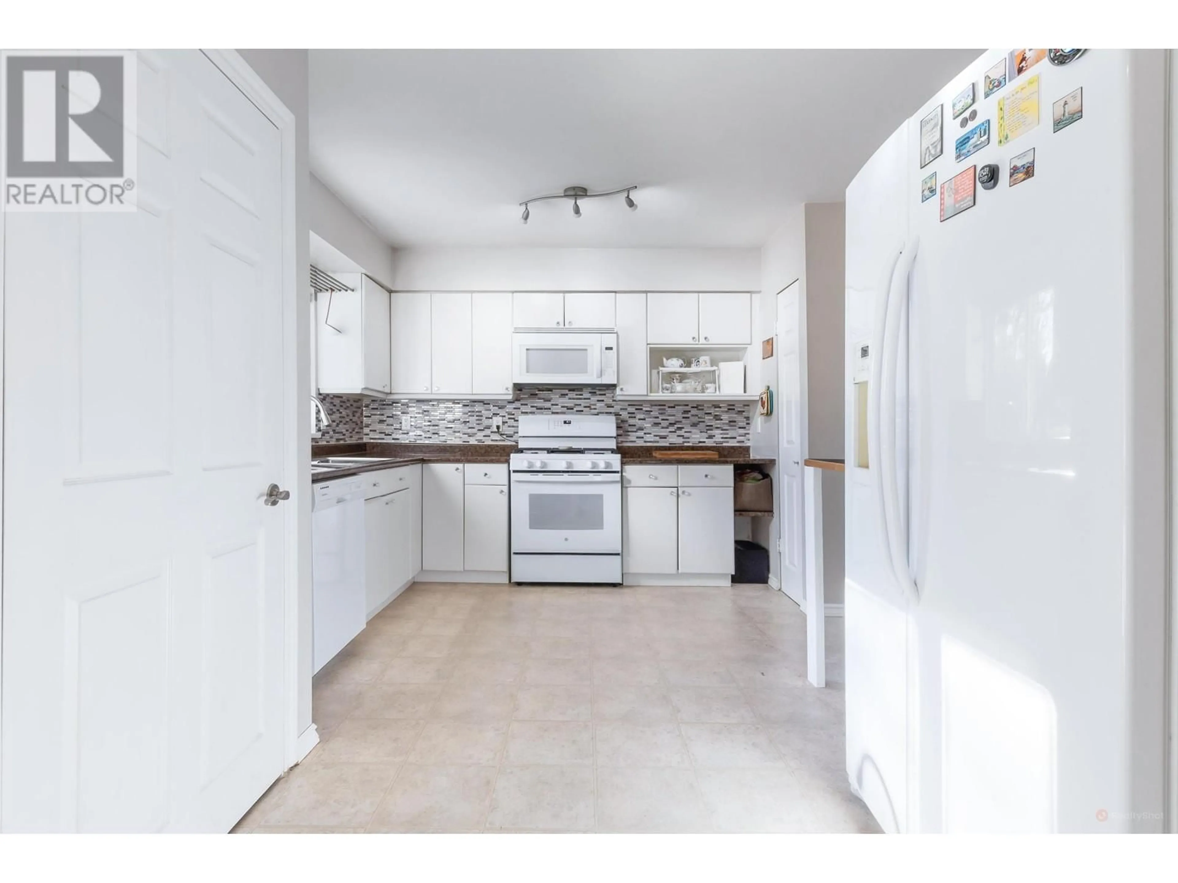 Standard kitchen, ceramic/tile floor for 21352 RIVER ROAD, Maple Ridge British Columbia V2X2B3