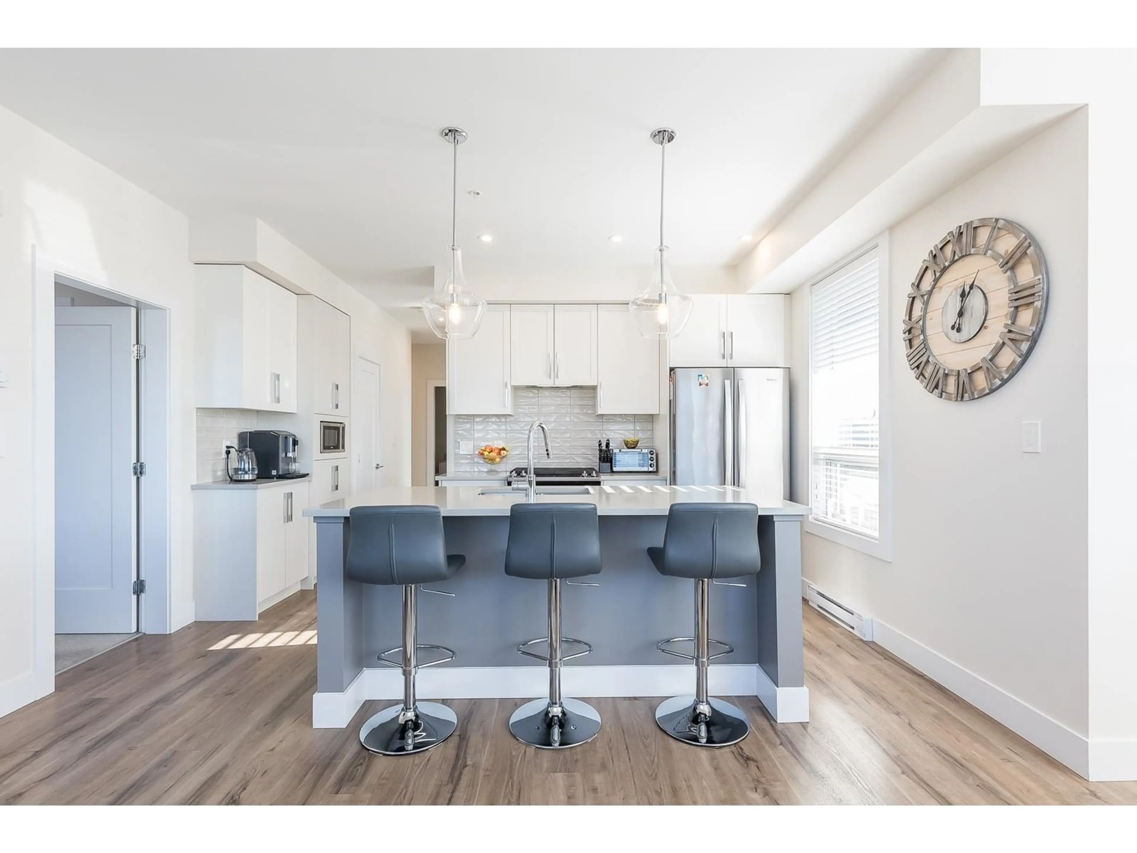 Open concept kitchen, wood/laminate floor for 212 32838 VENTURA AVENUE, Abbotsford British Columbia V2S0M5