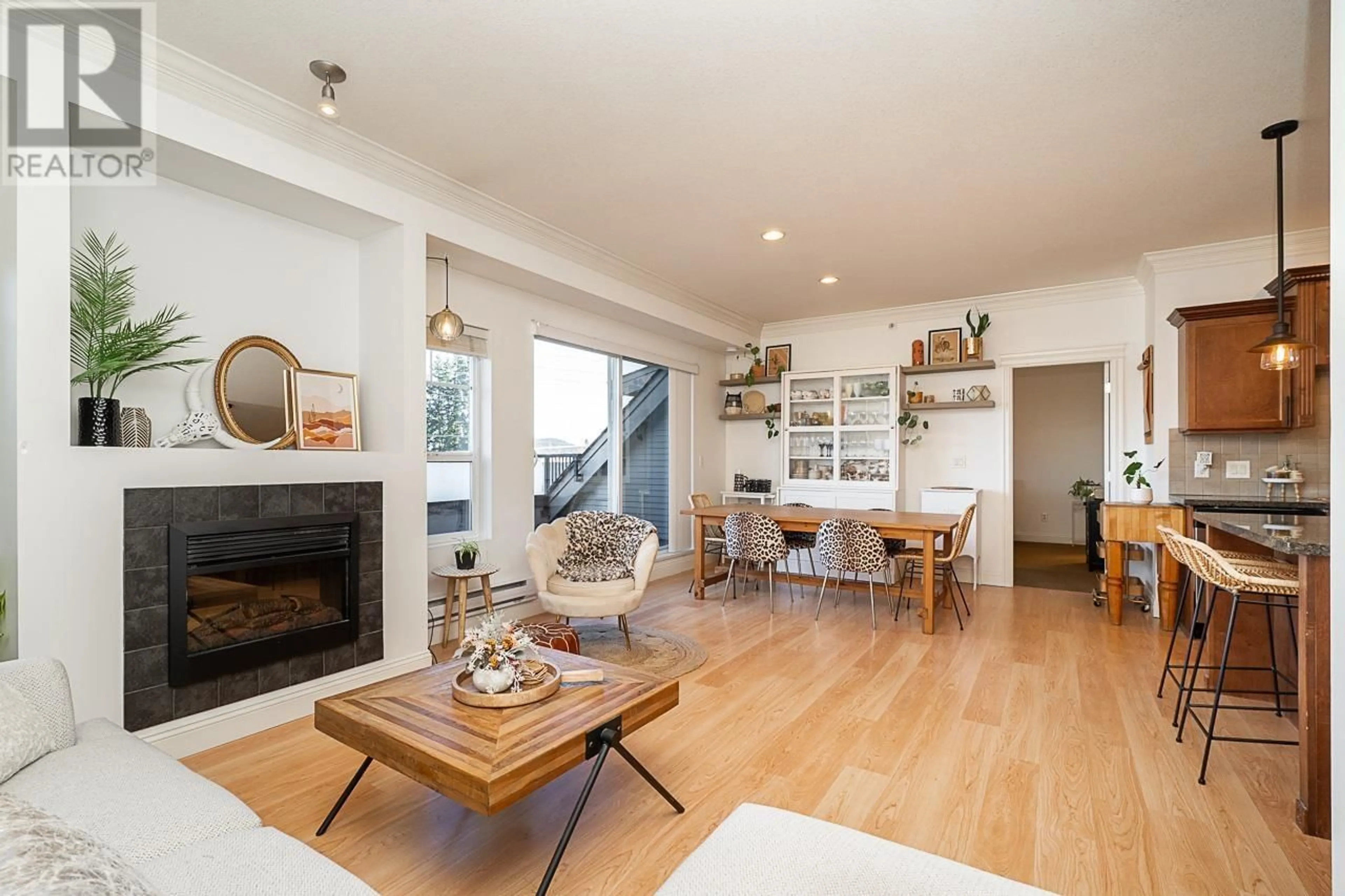 Living room with furniture, wood/laminate floor for 402 22150 DEWDNEY TRUNK ROAD, Maple Ridge British Columbia V2X3H6