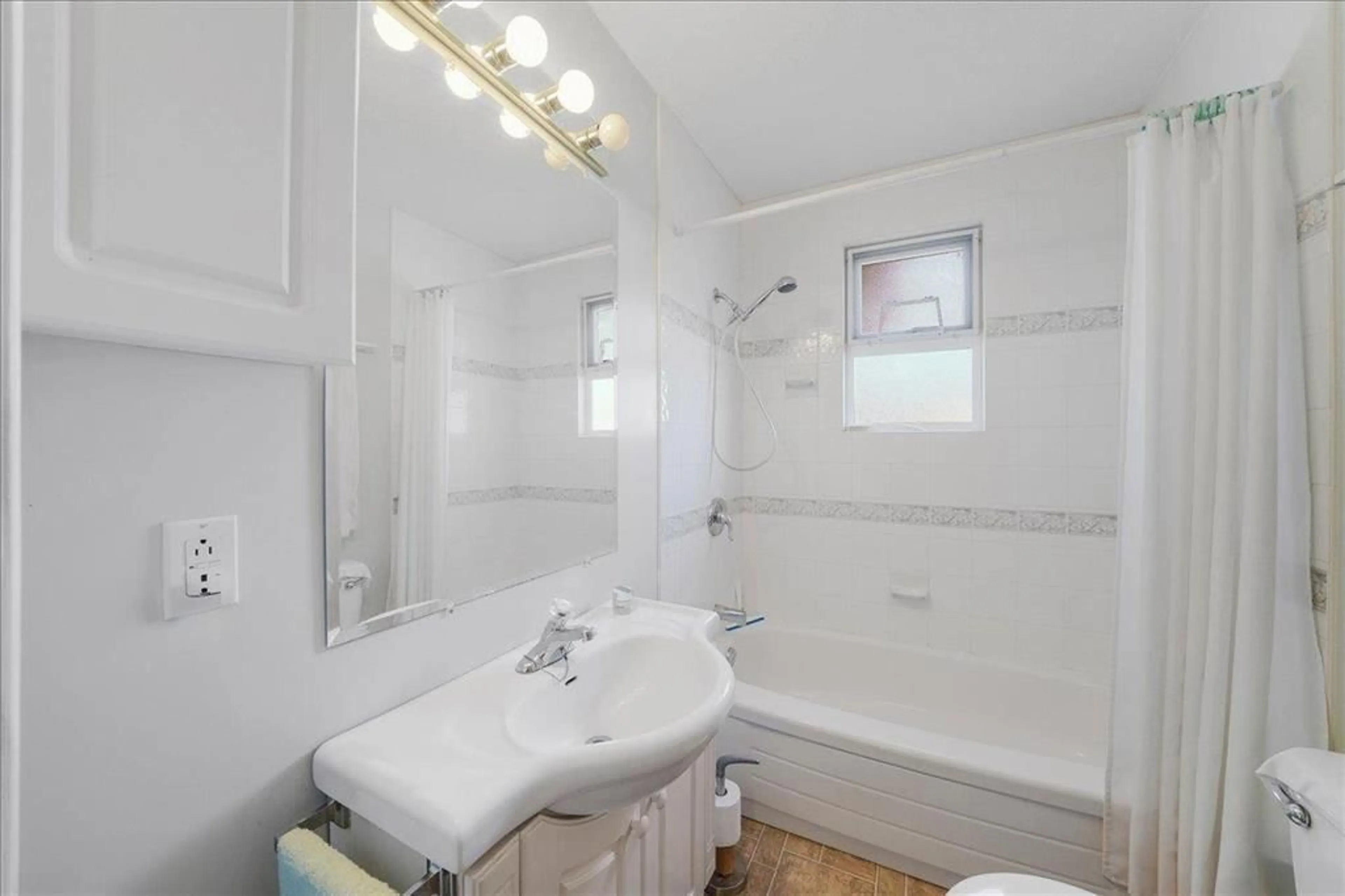 Standard bathroom, ceramic/tile floor for 31951 HILLCREST AVENUE, Mission British Columbia V2V1K8