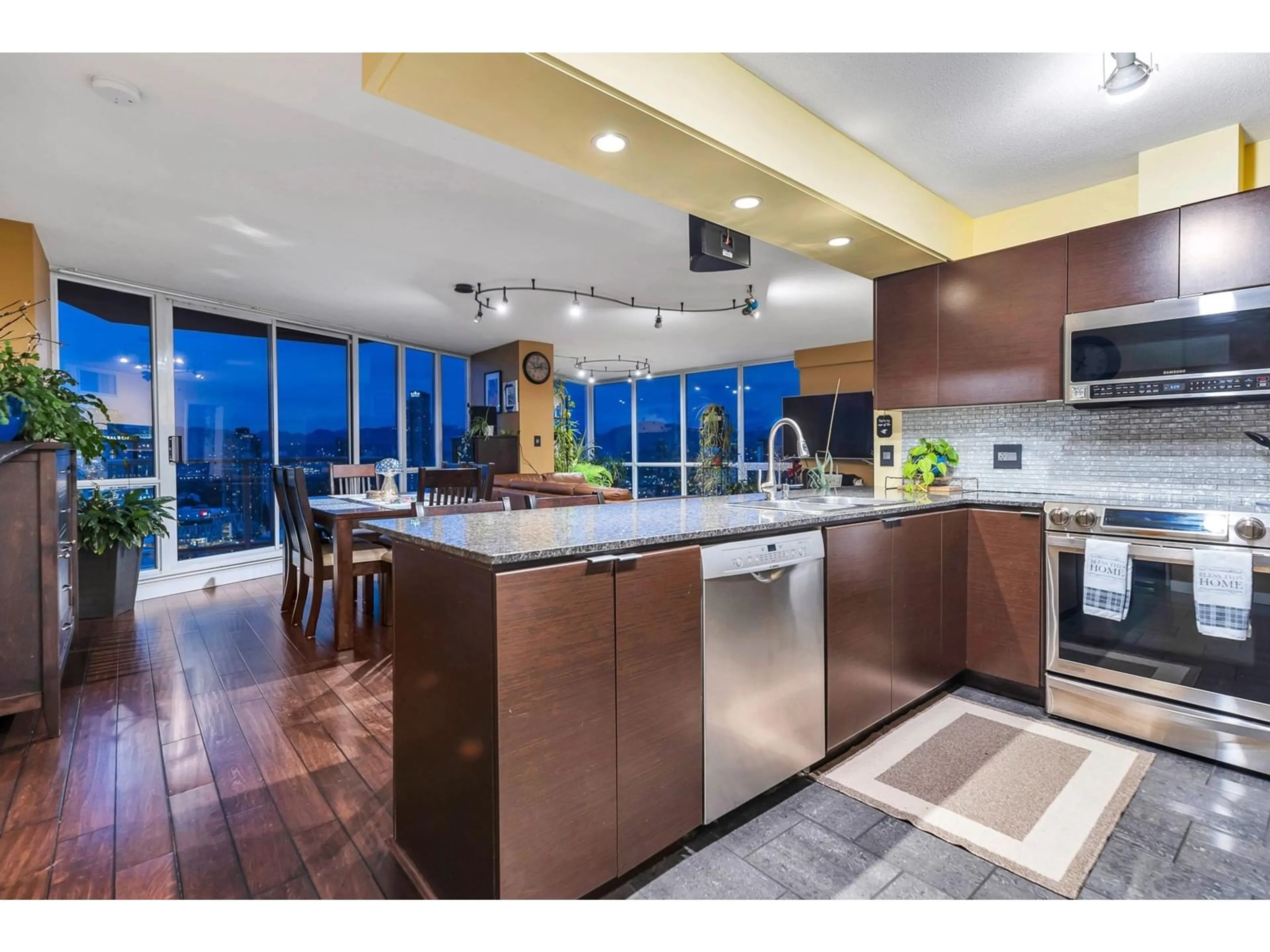 Open concept kitchen, ceramic/tile floor for 3502 - 13618 100, Surrey British Columbia V3T0A8