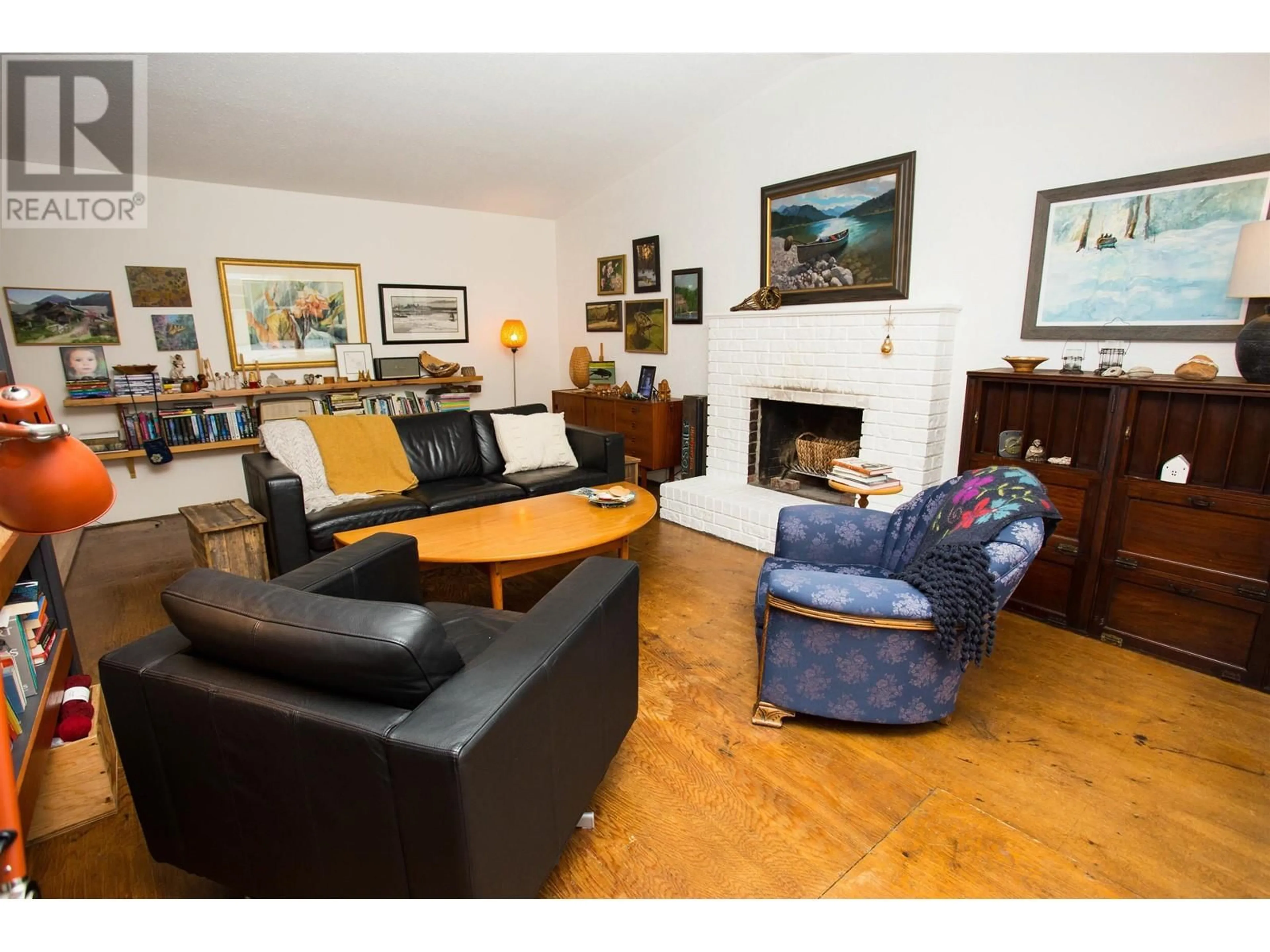 Living room with furniture, wood/laminate floor for 2981 CLAPPERTON STREET, Prince George British Columbia V2L2M8