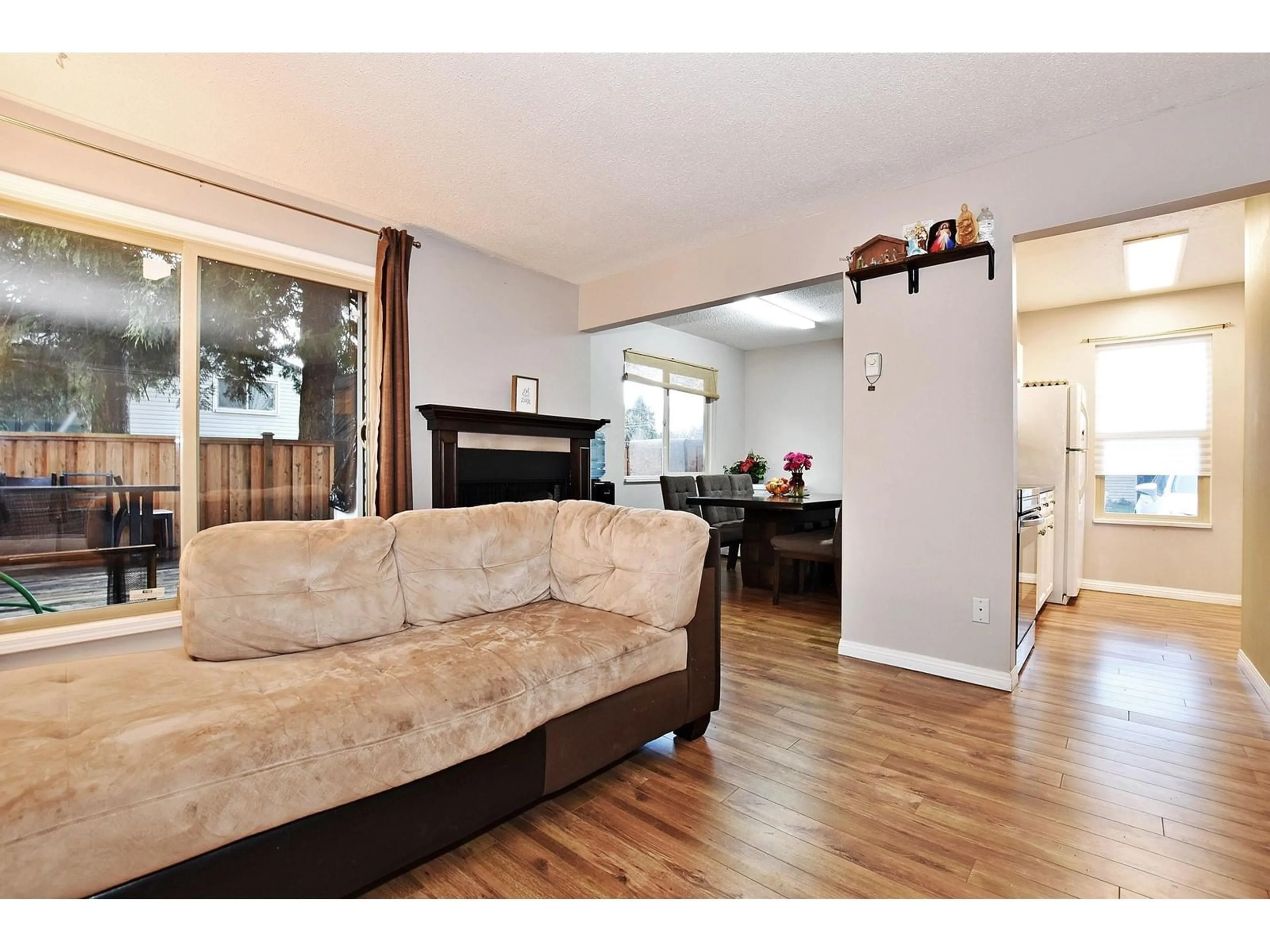 Living room with furniture, wood/laminate floor for 30 27456 32 AVENUE, Langley British Columbia V4W3P1