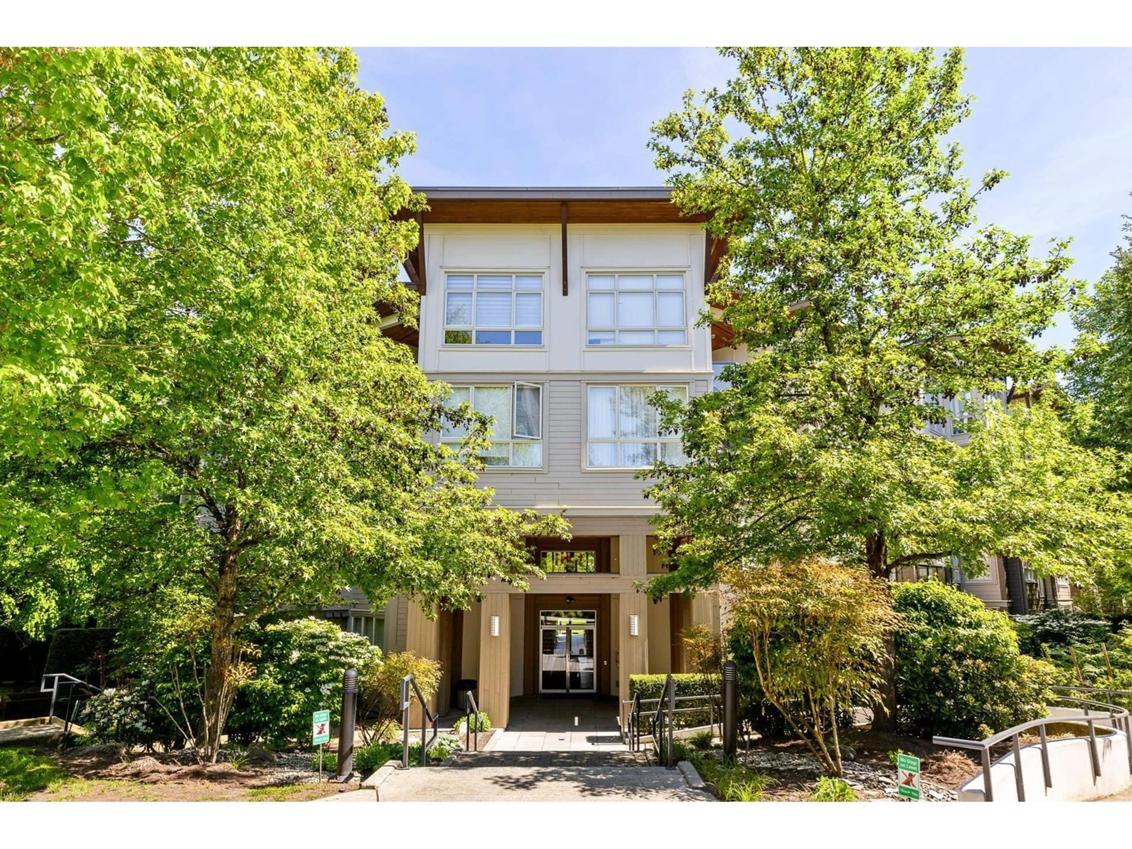 Indoor foyer for 312 - 15918 26, Surrey British Columbia V3Z5K3
