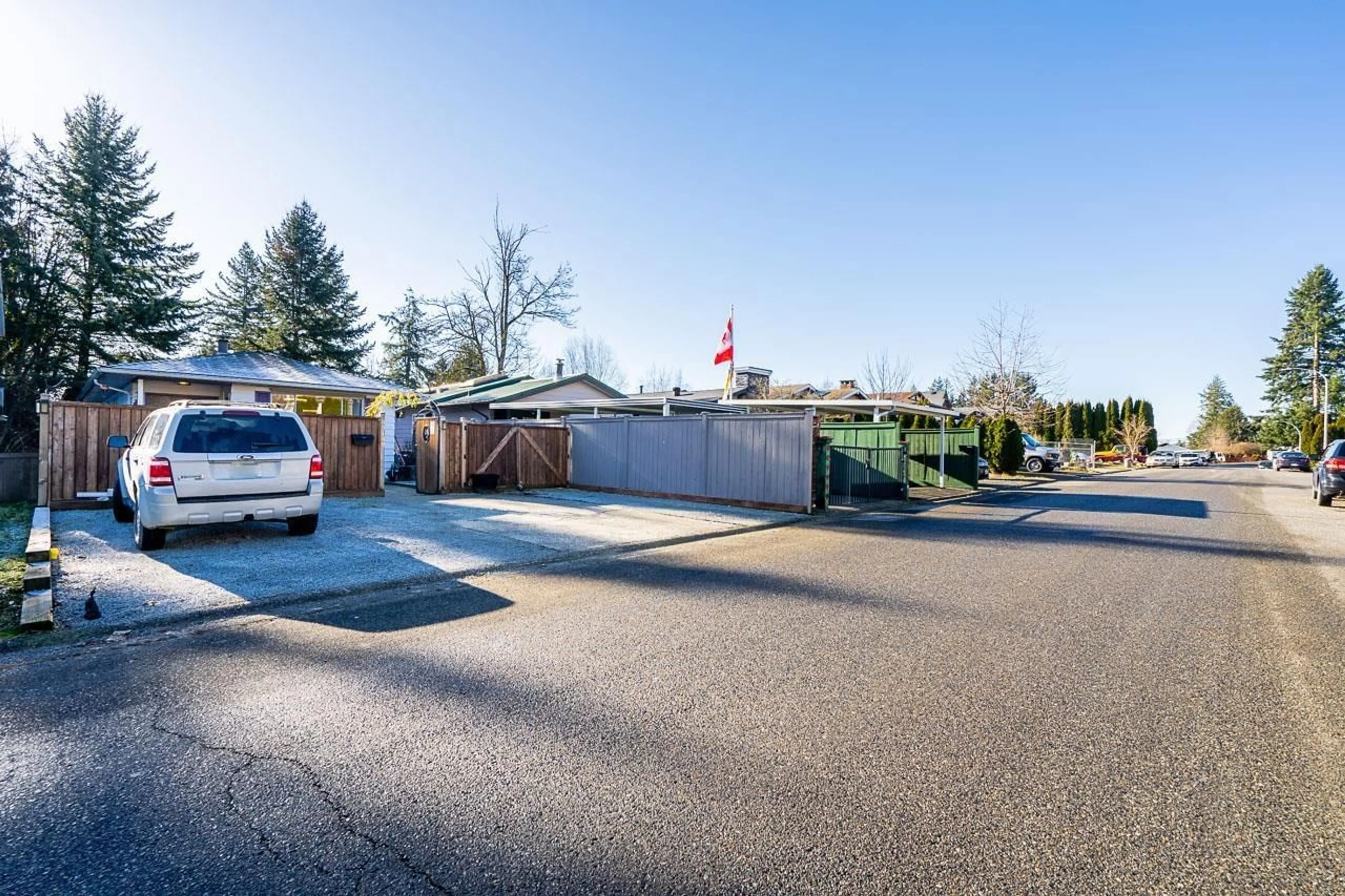 A pic from outside/outdoor area/front of a property/back of a property/a pic from drone, street for 33138 MYRTLE AVENUE, Mission British Columbia V2V5W1