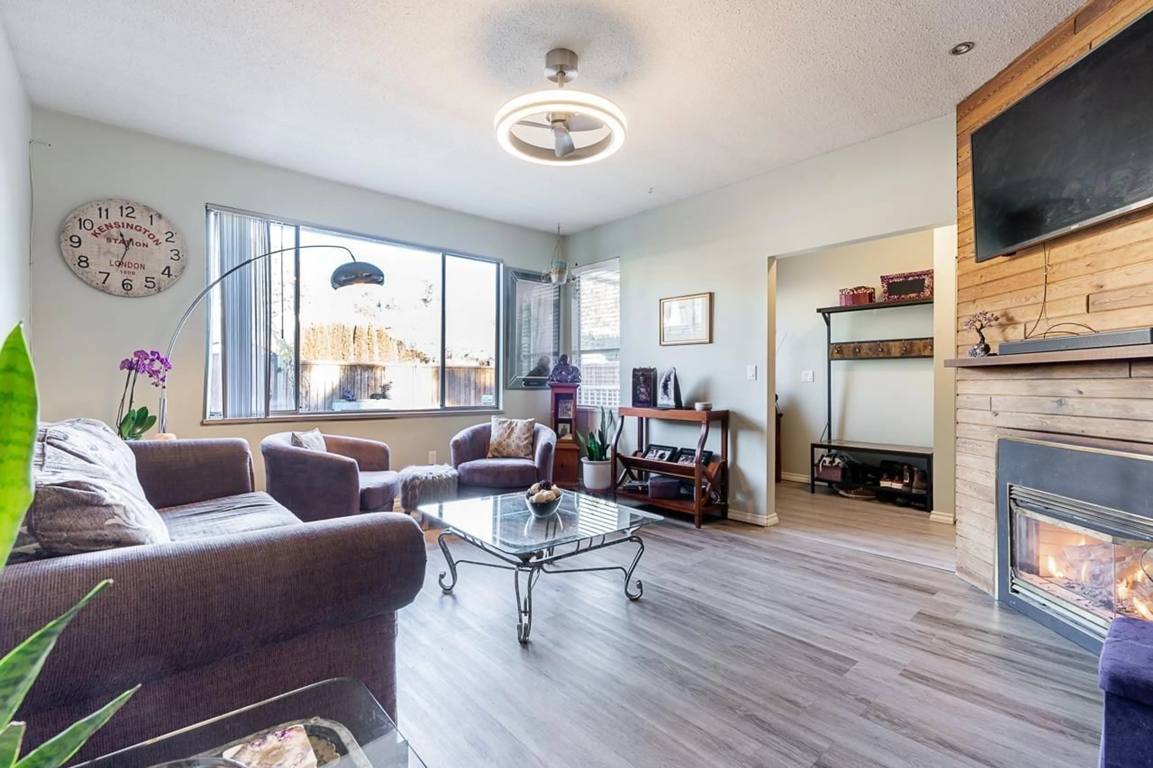 Living room with furniture, wood/laminate floor for 33138 MYRTLE AVENUE, Mission British Columbia V2V5W1