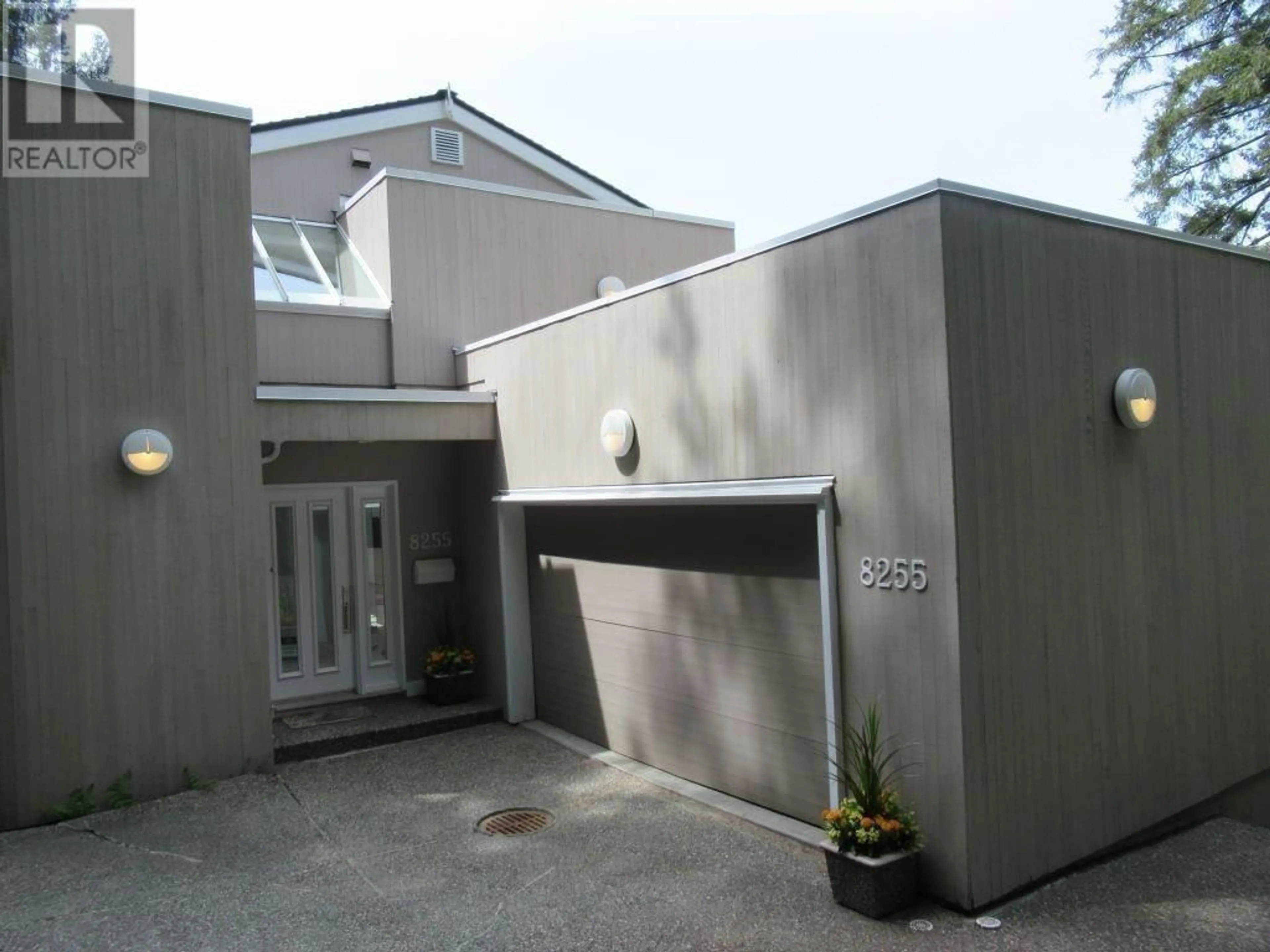 Indoor foyer for 8255 PASCO ROAD, West Vancouver British Columbia V7W2T5