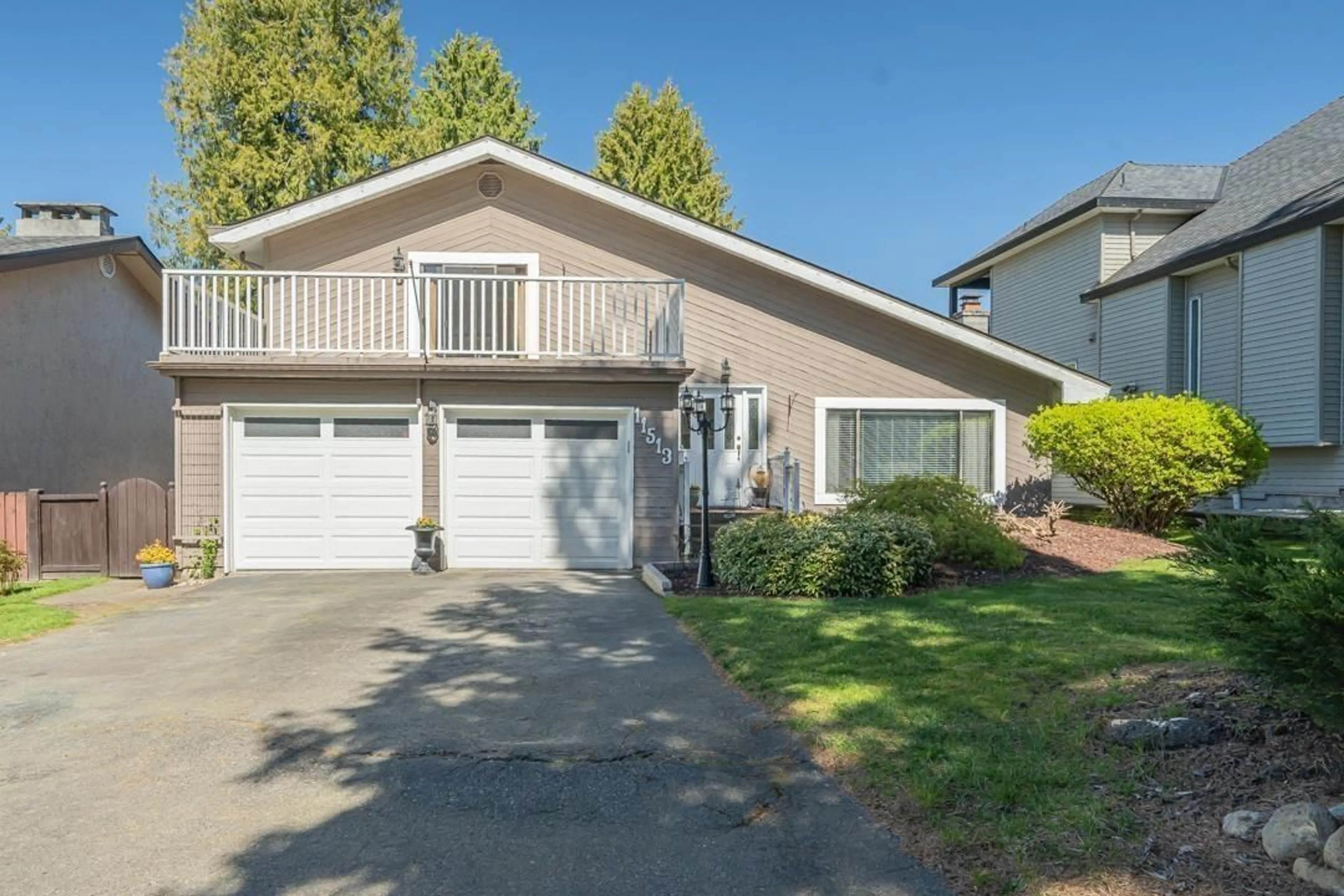 Home with vinyl exterior material, street for 11513 ROYAL CRESCENT, Surrey British Columbia V3V6V5