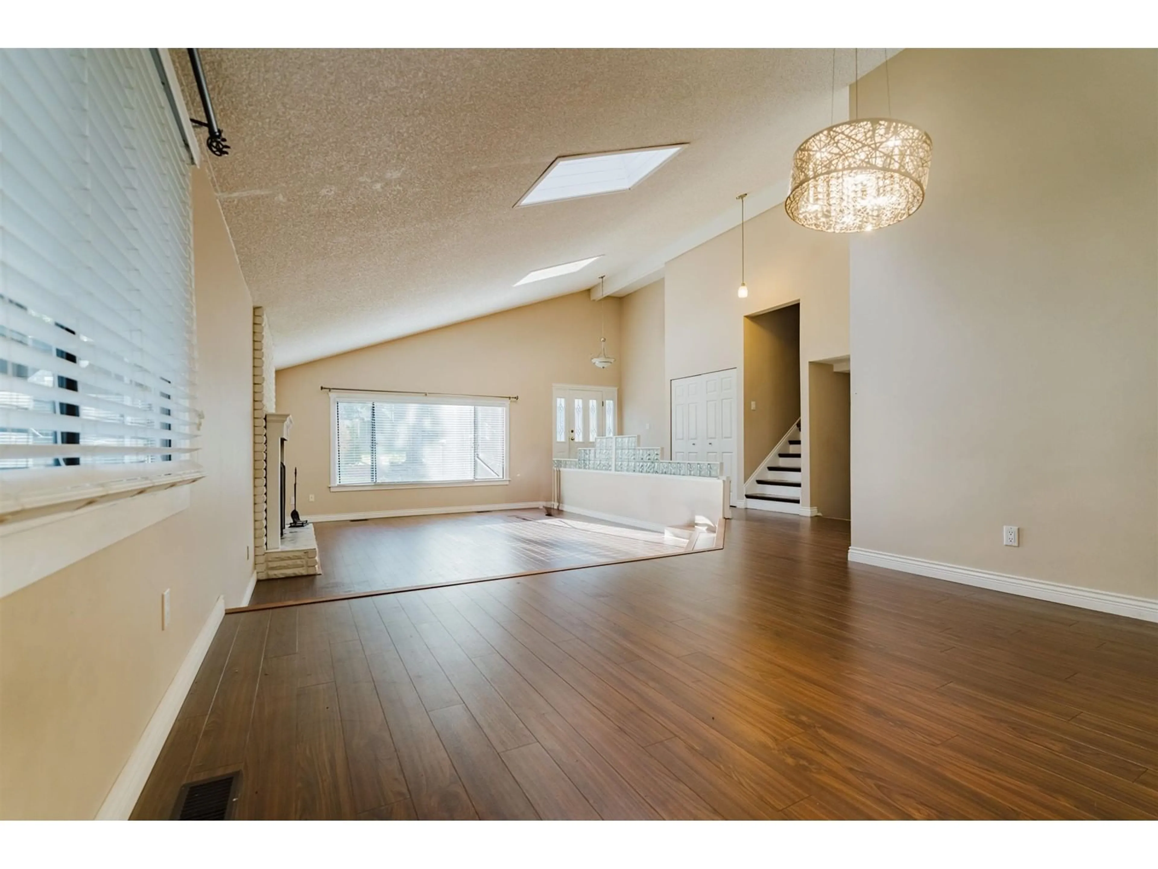 Indoor foyer for 11513 ROYAL CRESCENT, Surrey British Columbia V3V6V5