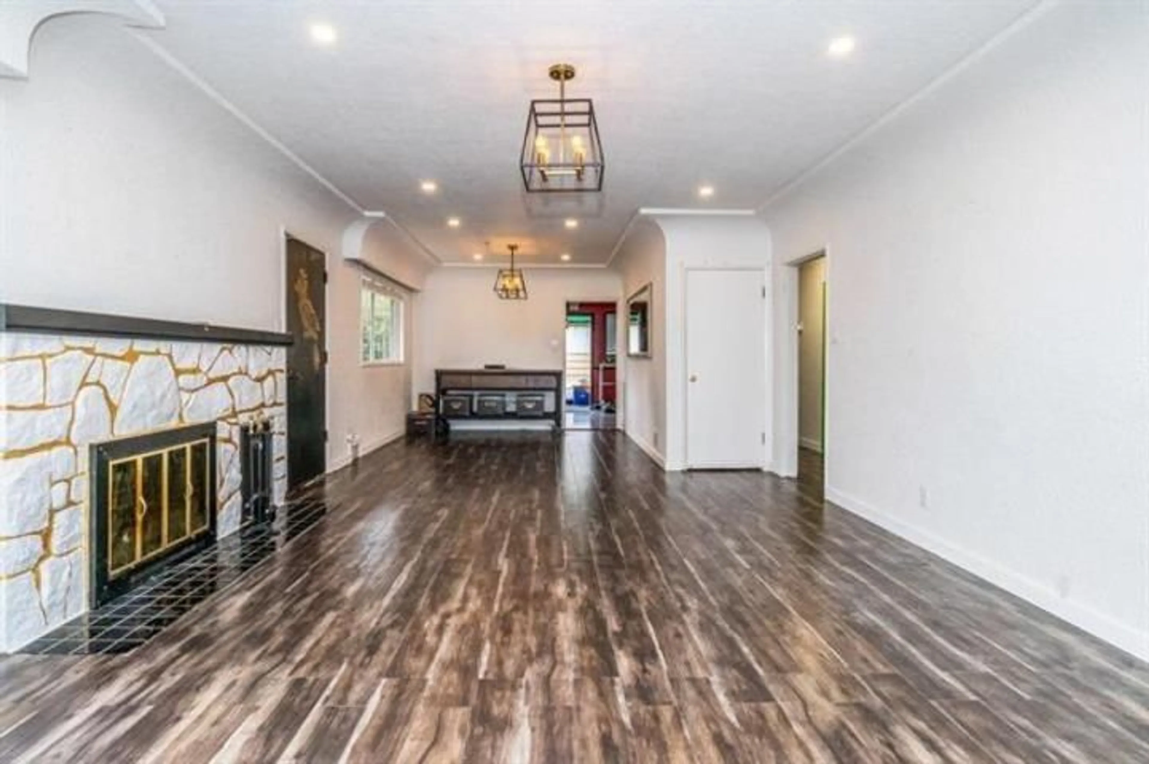 Indoor foyer for 33693 MAYFAIR AVENUE, Abbotsford British Columbia V2S1P7