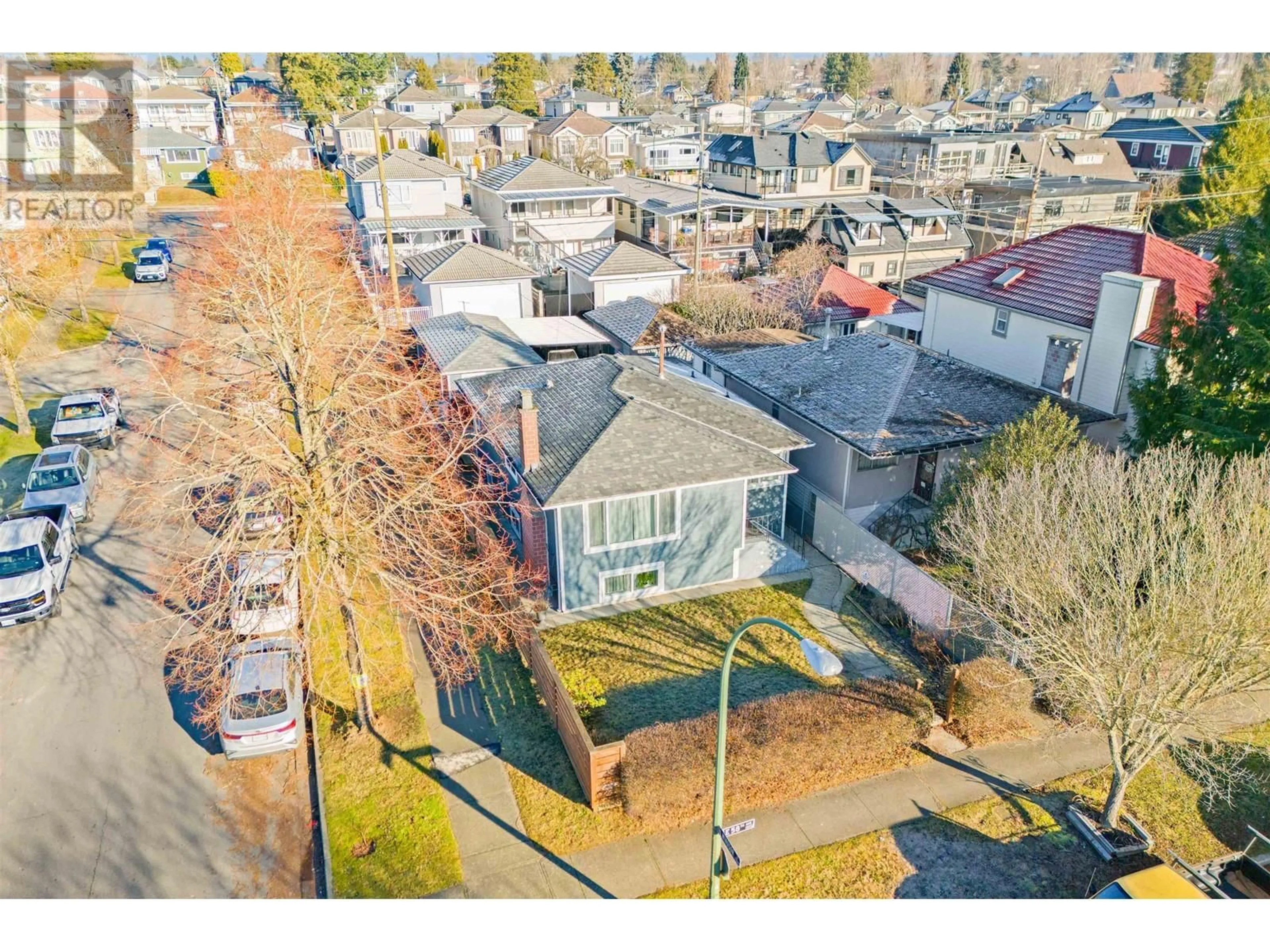 A pic from outside/outdoor area/front of a property/back of a property/a pic from drone, street for 1005 E 58TH AVENUE, Vancouver British Columbia V5X1W8