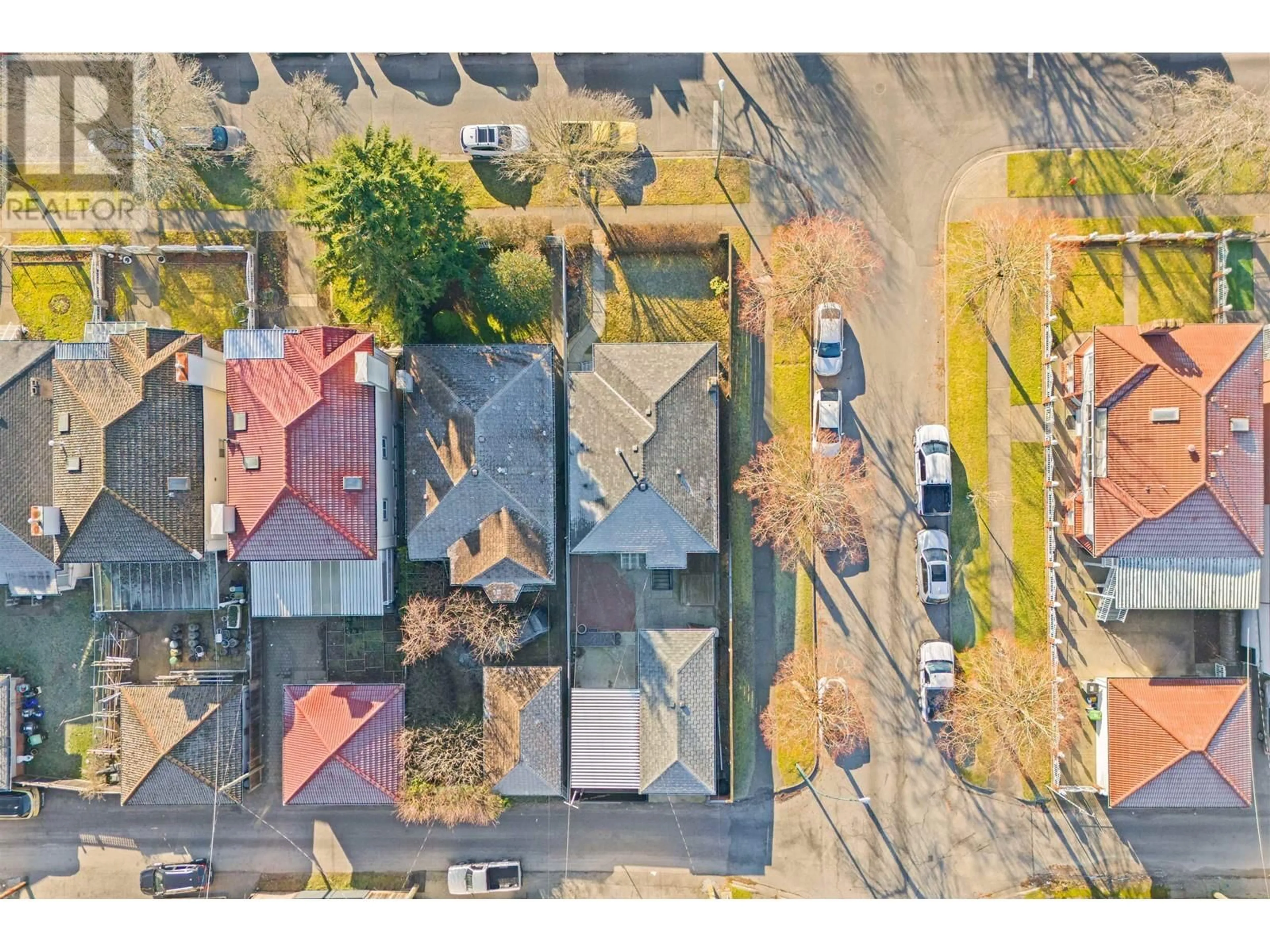 A pic from outside/outdoor area/front of a property/back of a property/a pic from drone, street for 1005 E 58TH AVENUE, Vancouver British Columbia V5X1W8