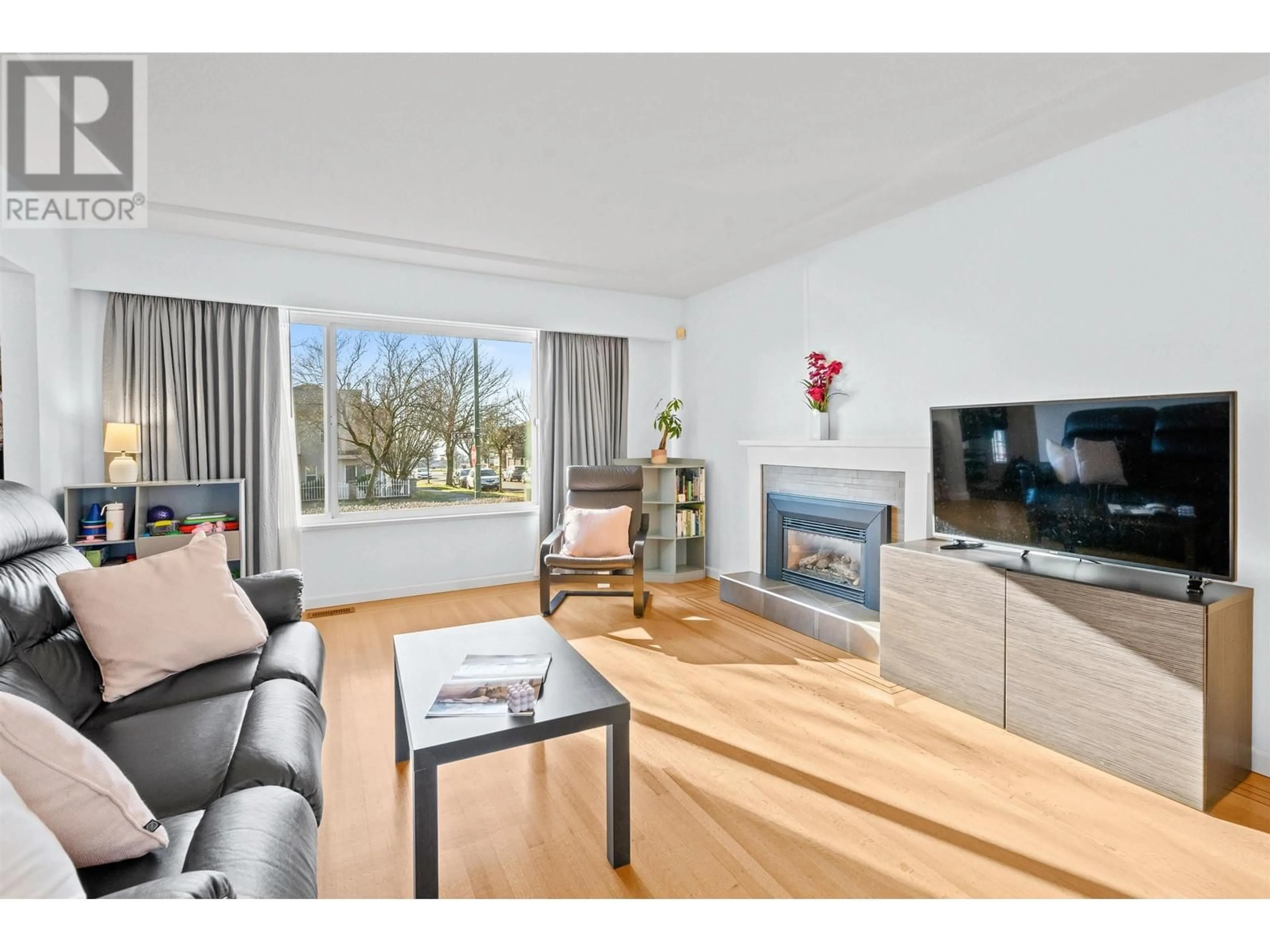 Living room with furniture, wood/laminate floor for 1005 E 58TH AVENUE, Vancouver British Columbia V5X1W8